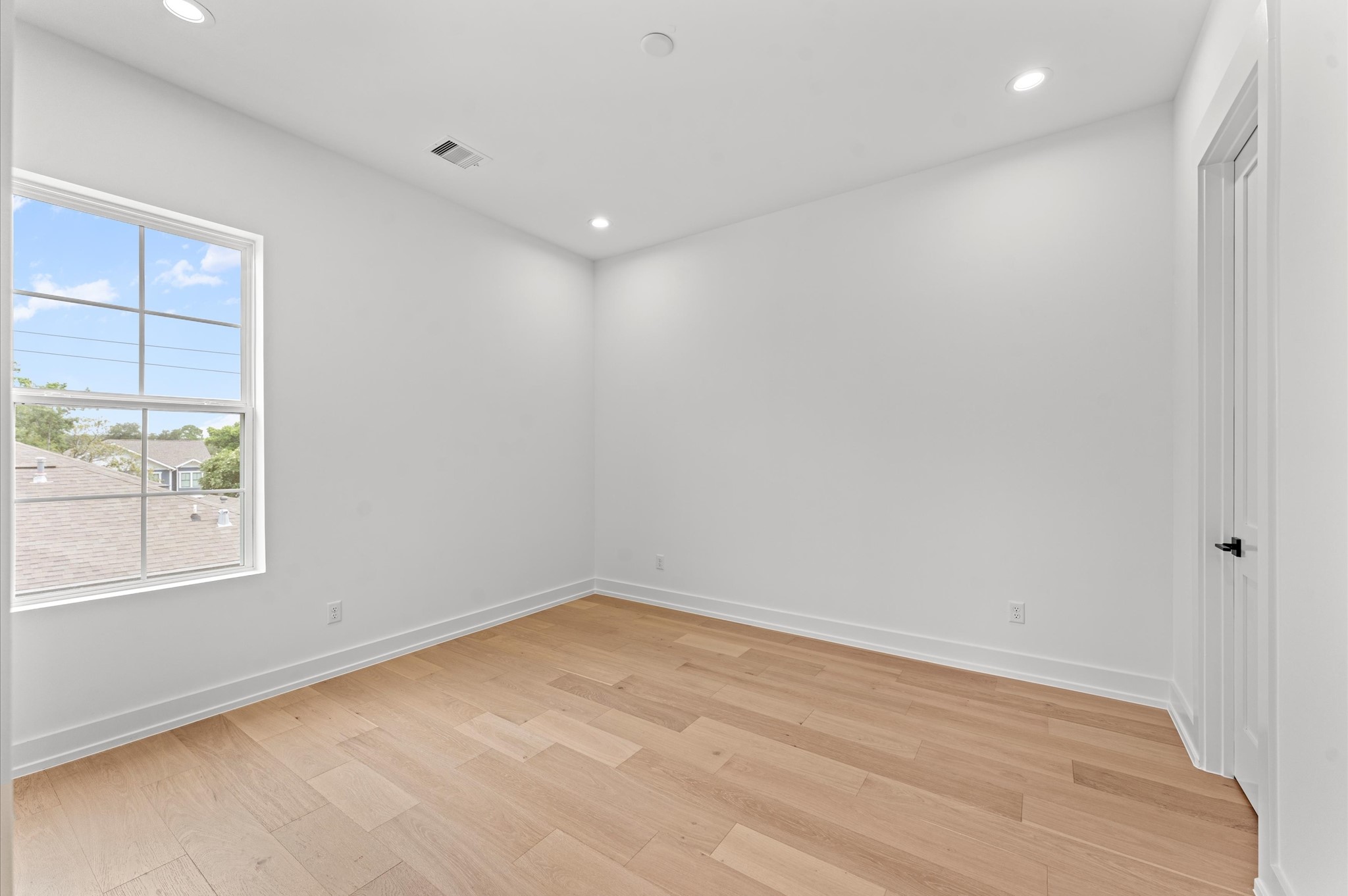Secondary third floor bedroom.