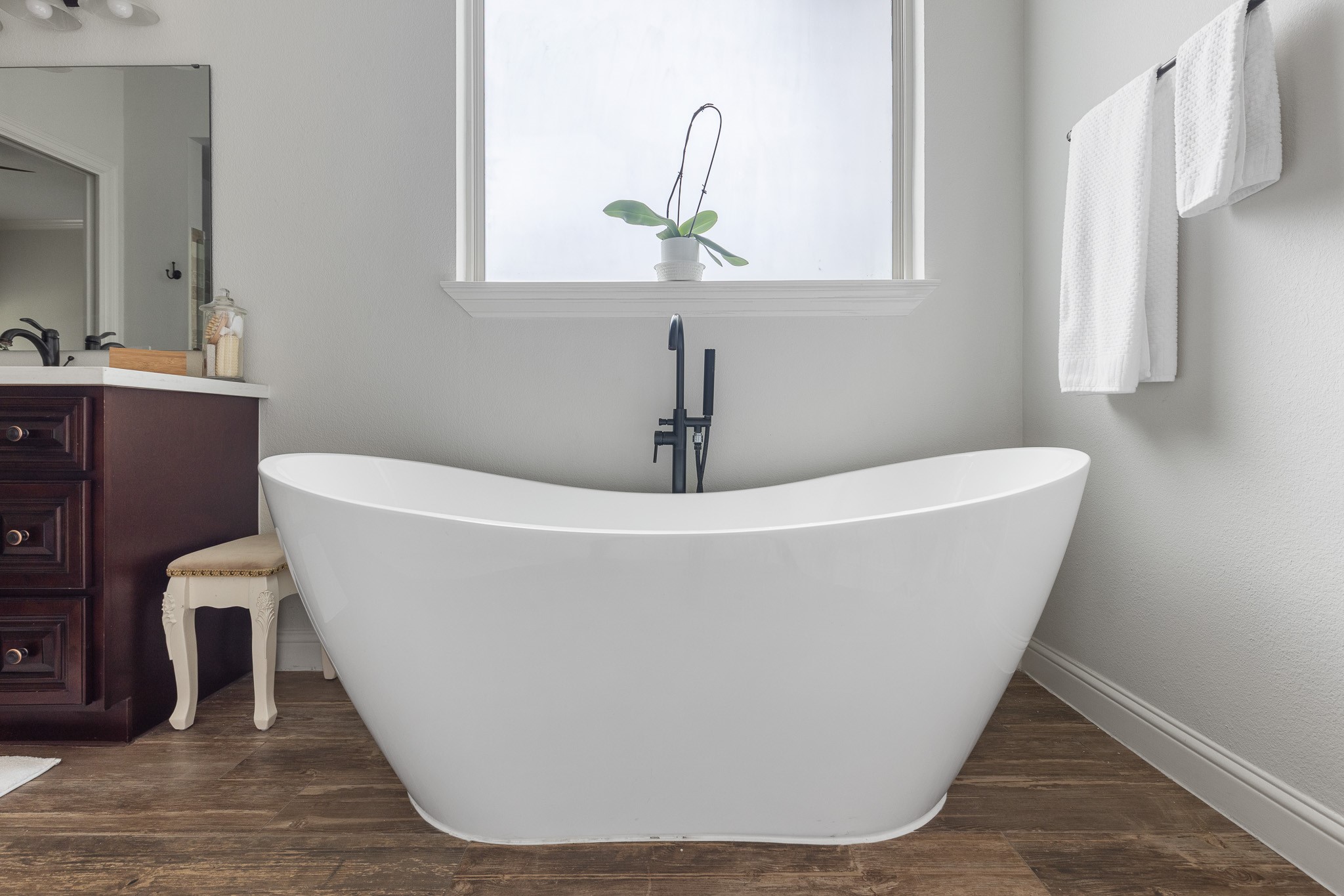 Soaker tub with wand fixtures