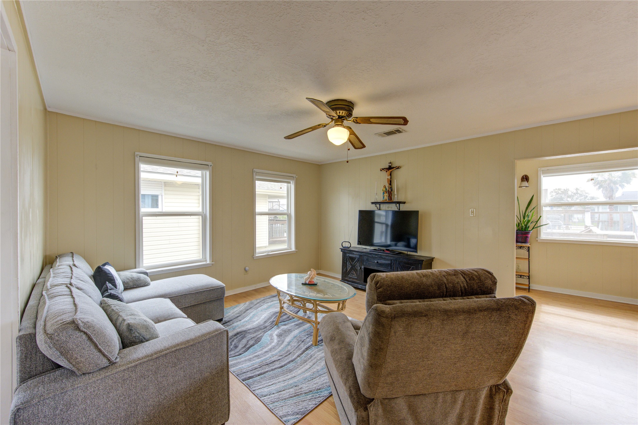 138 Tarpon Street, Bayou Vista, TX 77563