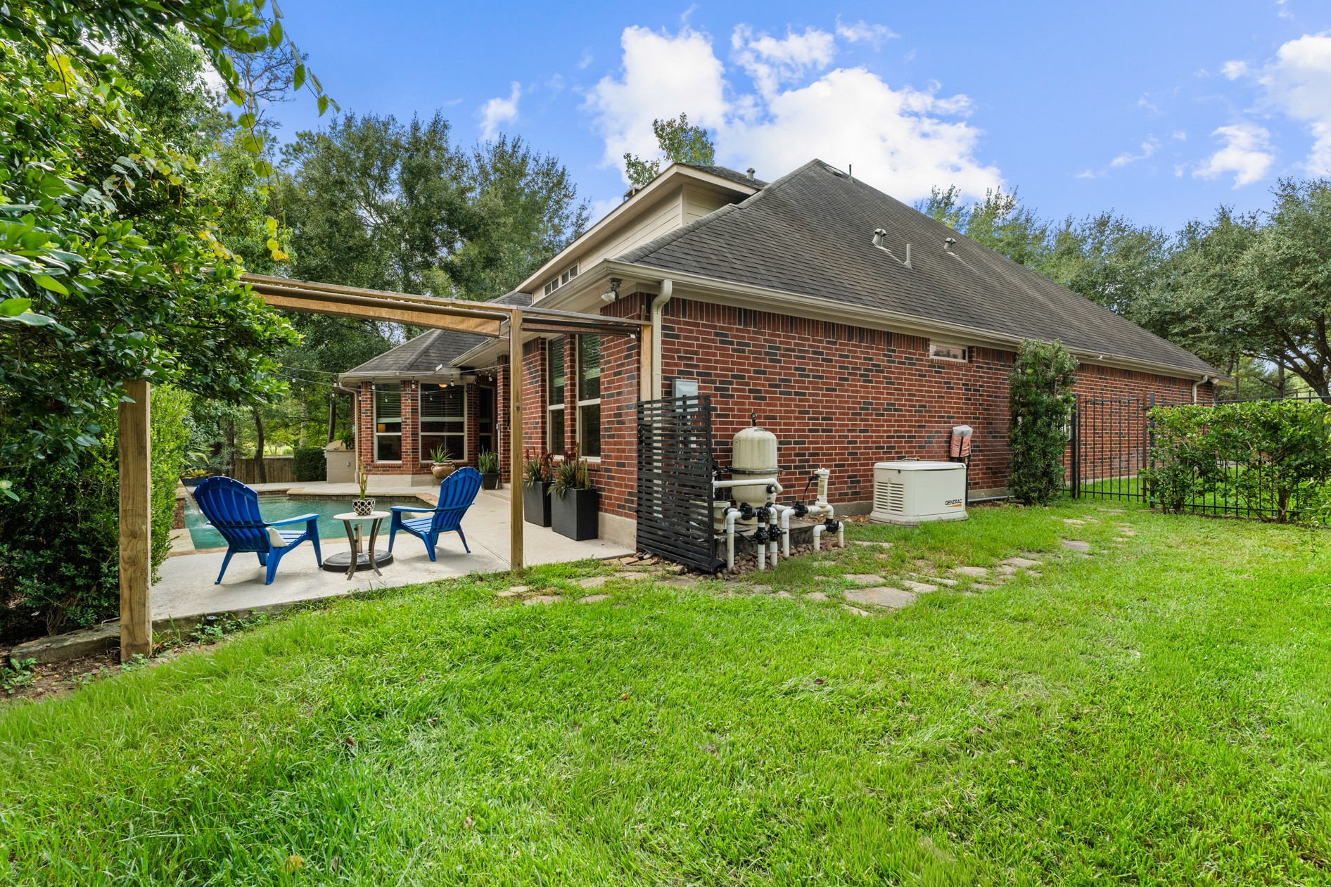 Opposite side of the yard.  The GENERATOR on the side of the house is included.