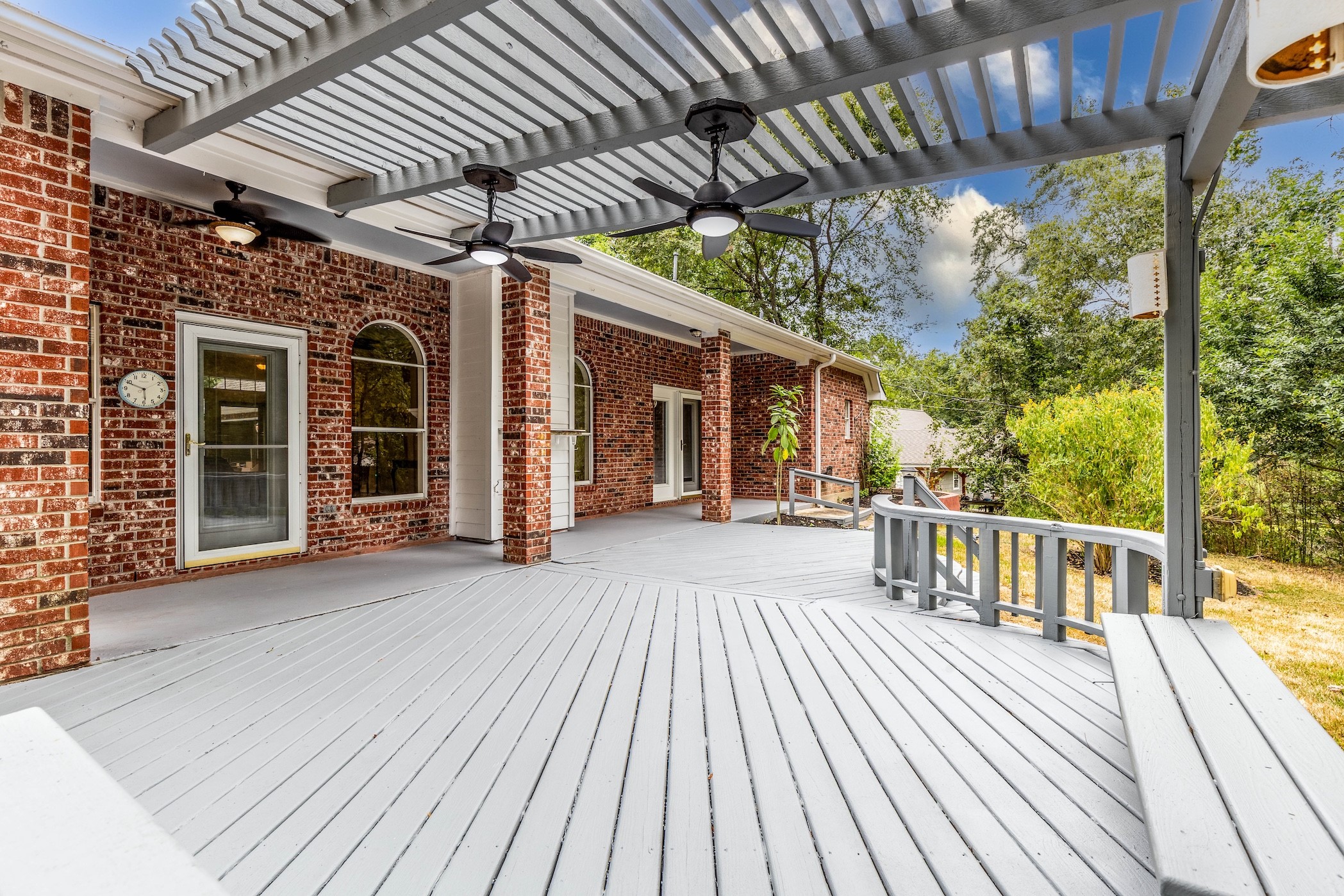 Lets get ready to entertain! This large deck is perfect for friends and family events!