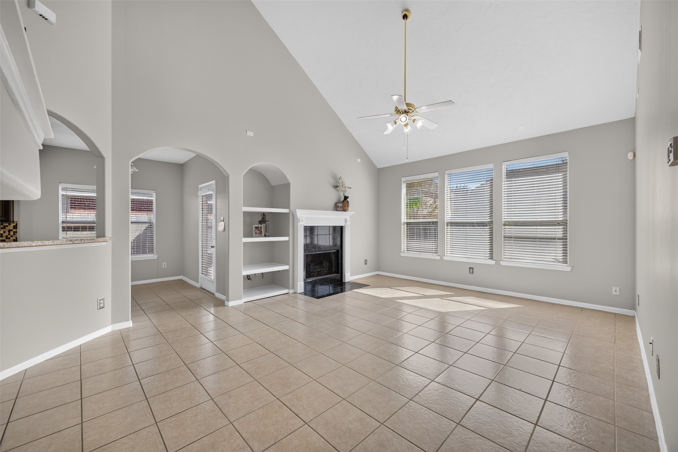 Formal Living with high ceiling