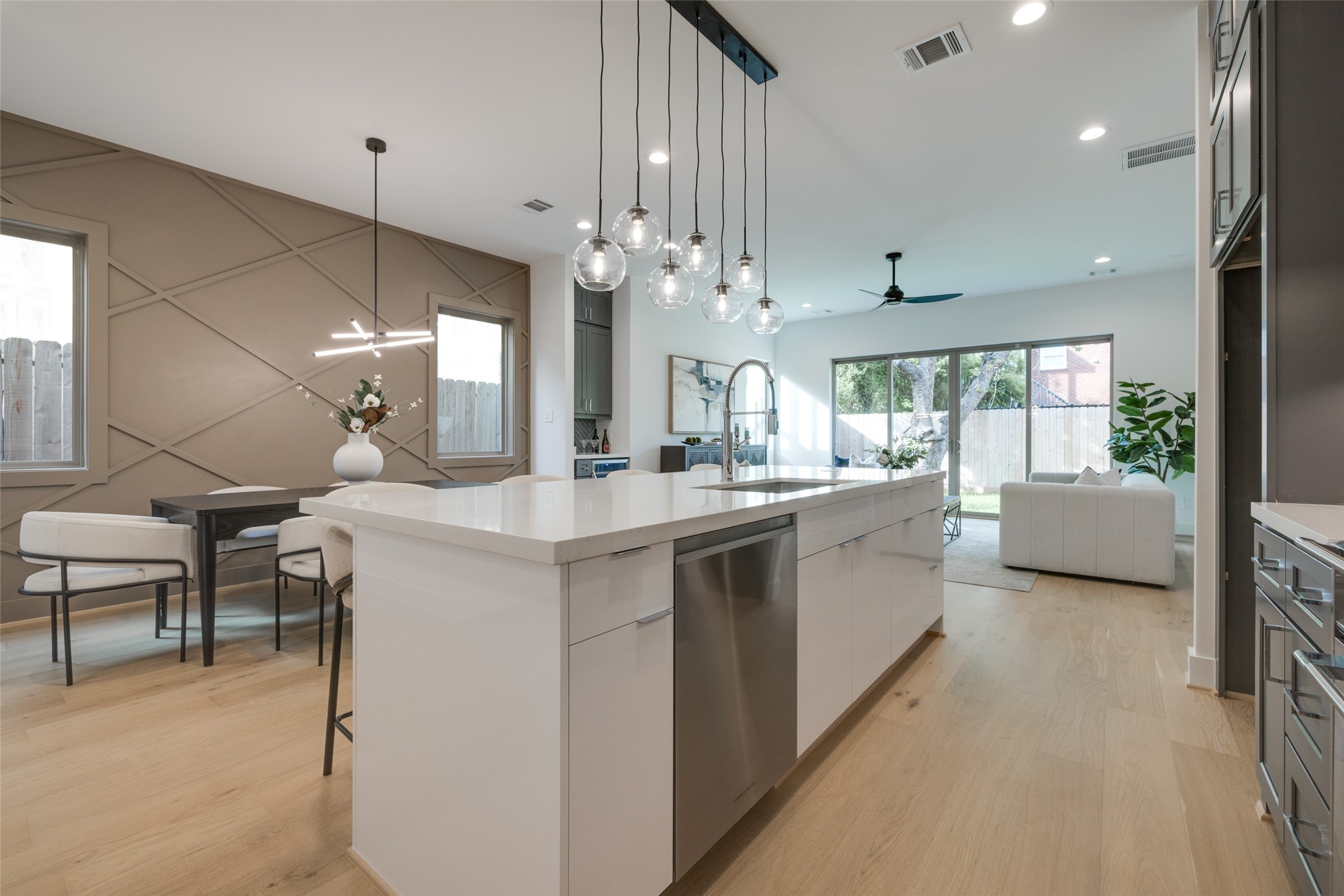 1636 CASTLE Court, Houston, TX 77006