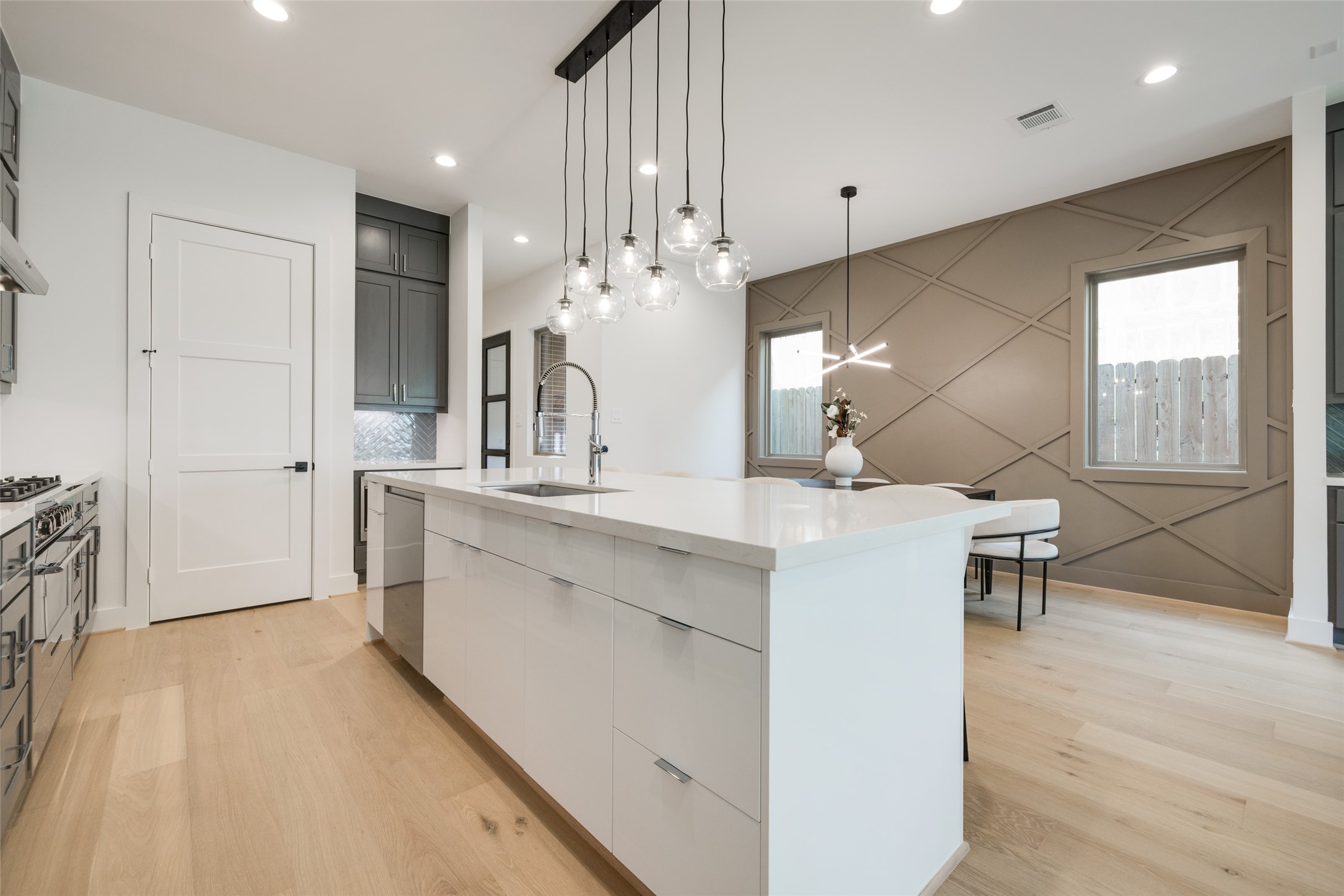 1636 CASTLE Court, Houston, TX 77006