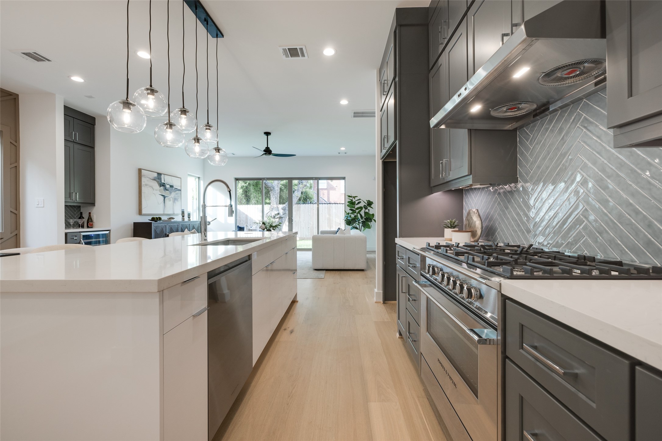 1636 CASTLE Court, Houston, TX 77006
