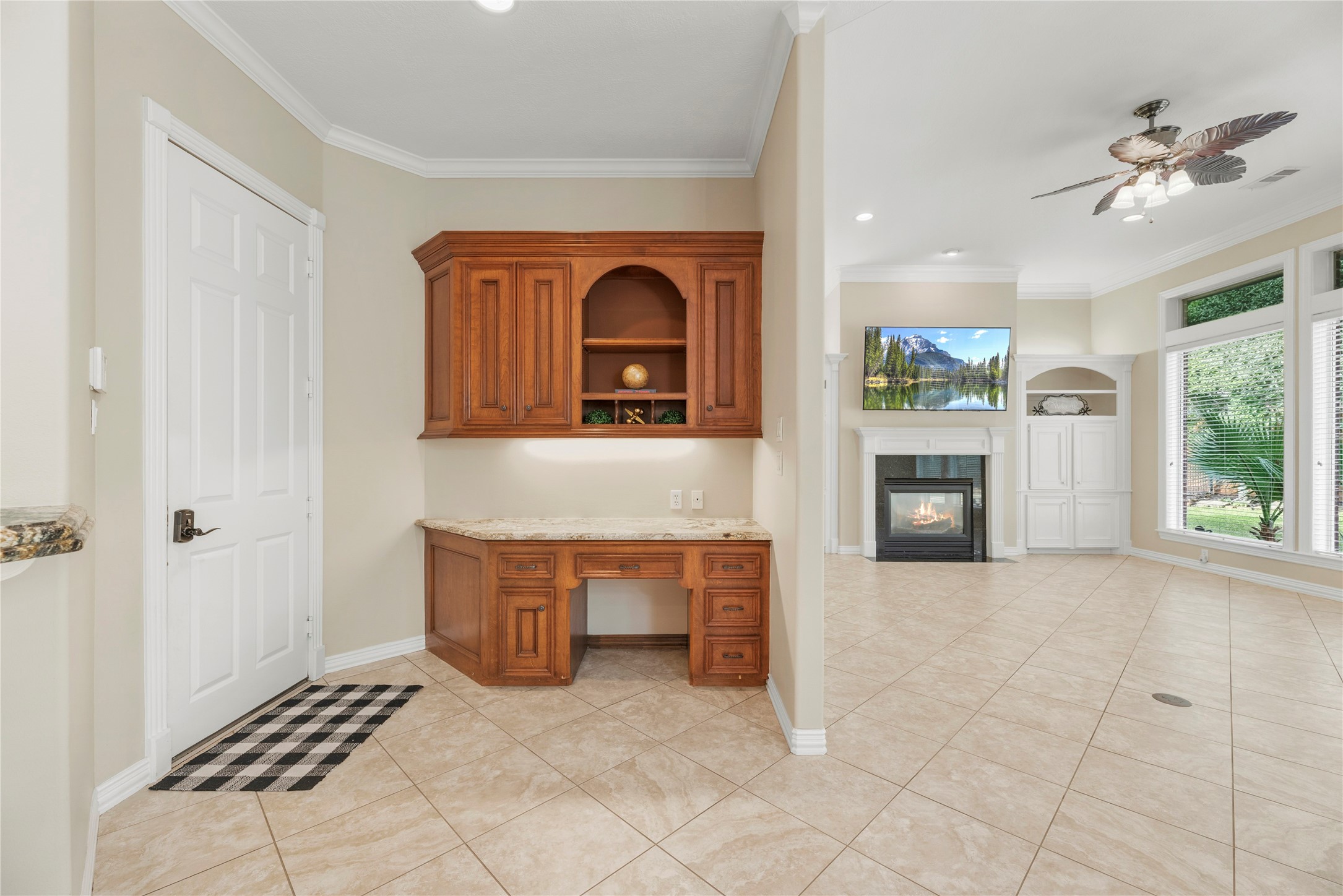 Built-in desk area off the kitchen.