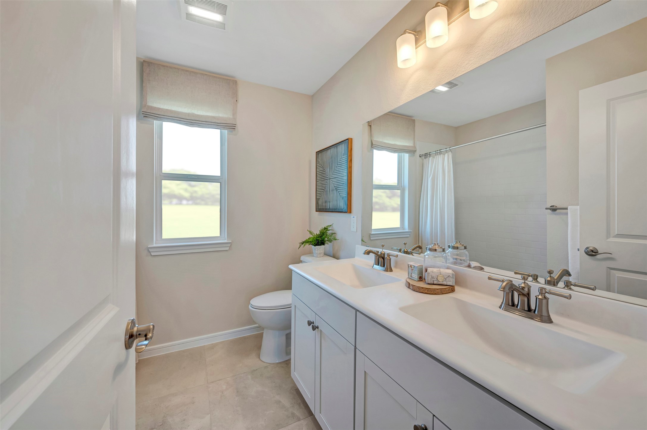 Hall bath (*Photo not of actual home and used for illustration purposes only.)