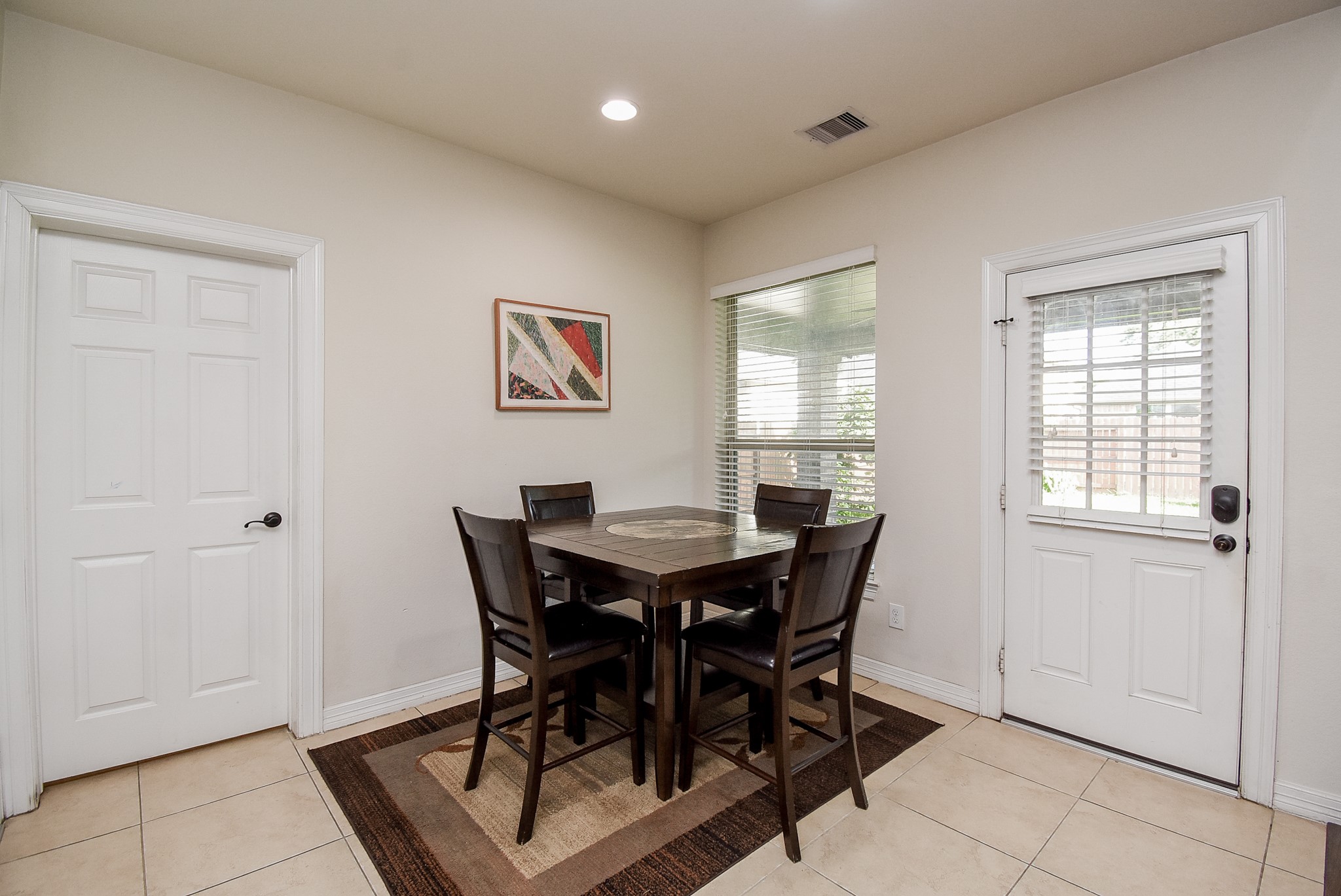 Breakfast area, very open to the living and kitchen!