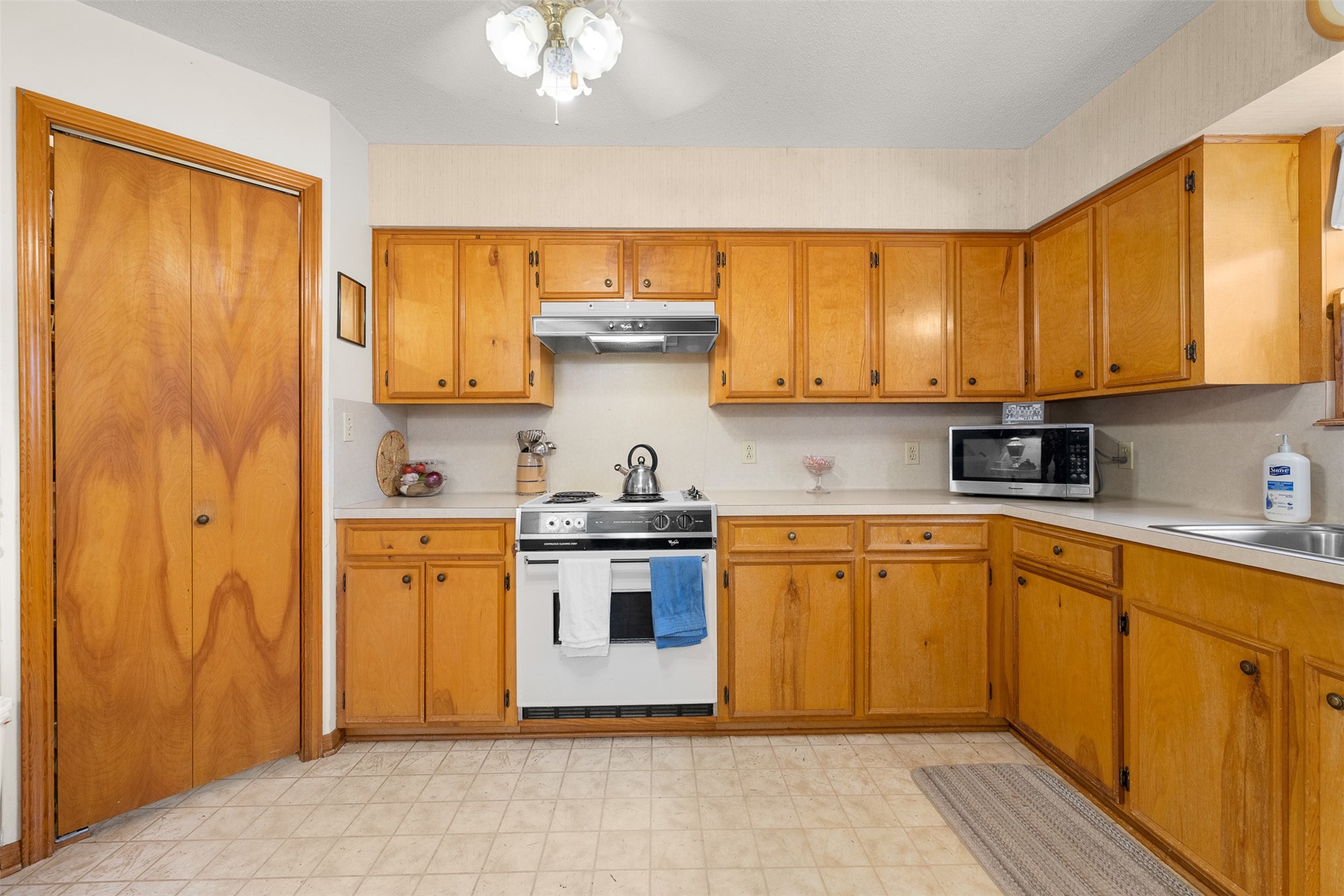 1081 Shirley Oaks Street, Columbus, TX 78934