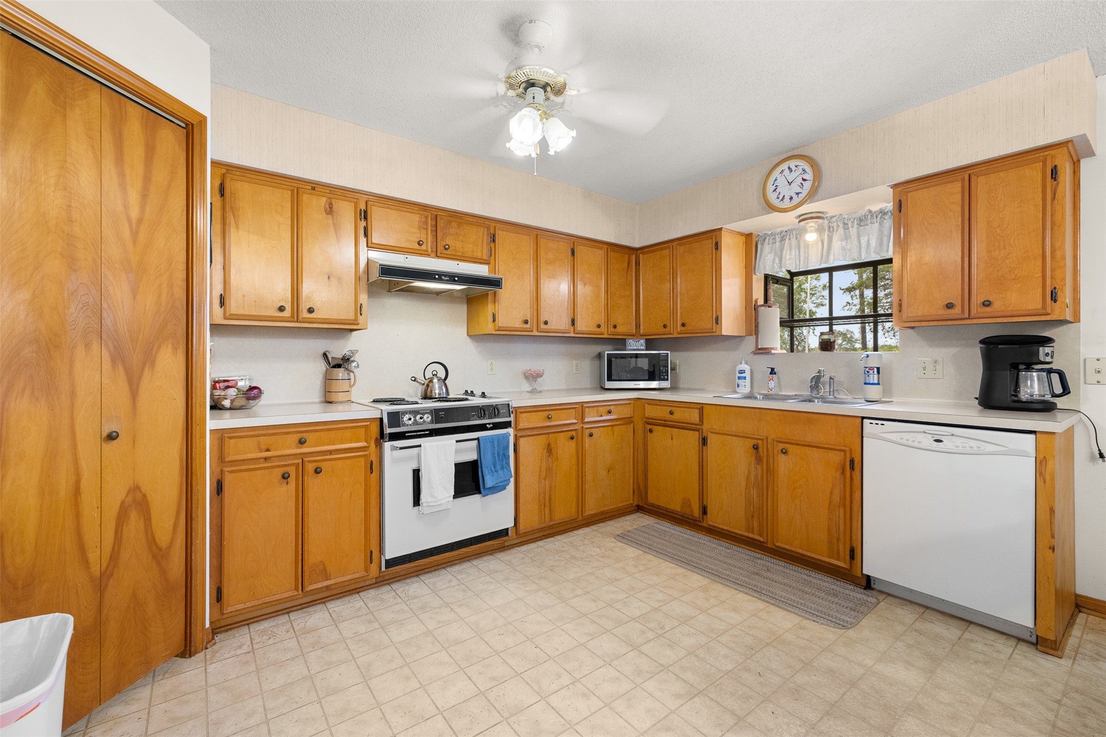 1081 Shirley Oaks Street, Columbus, TX 78934