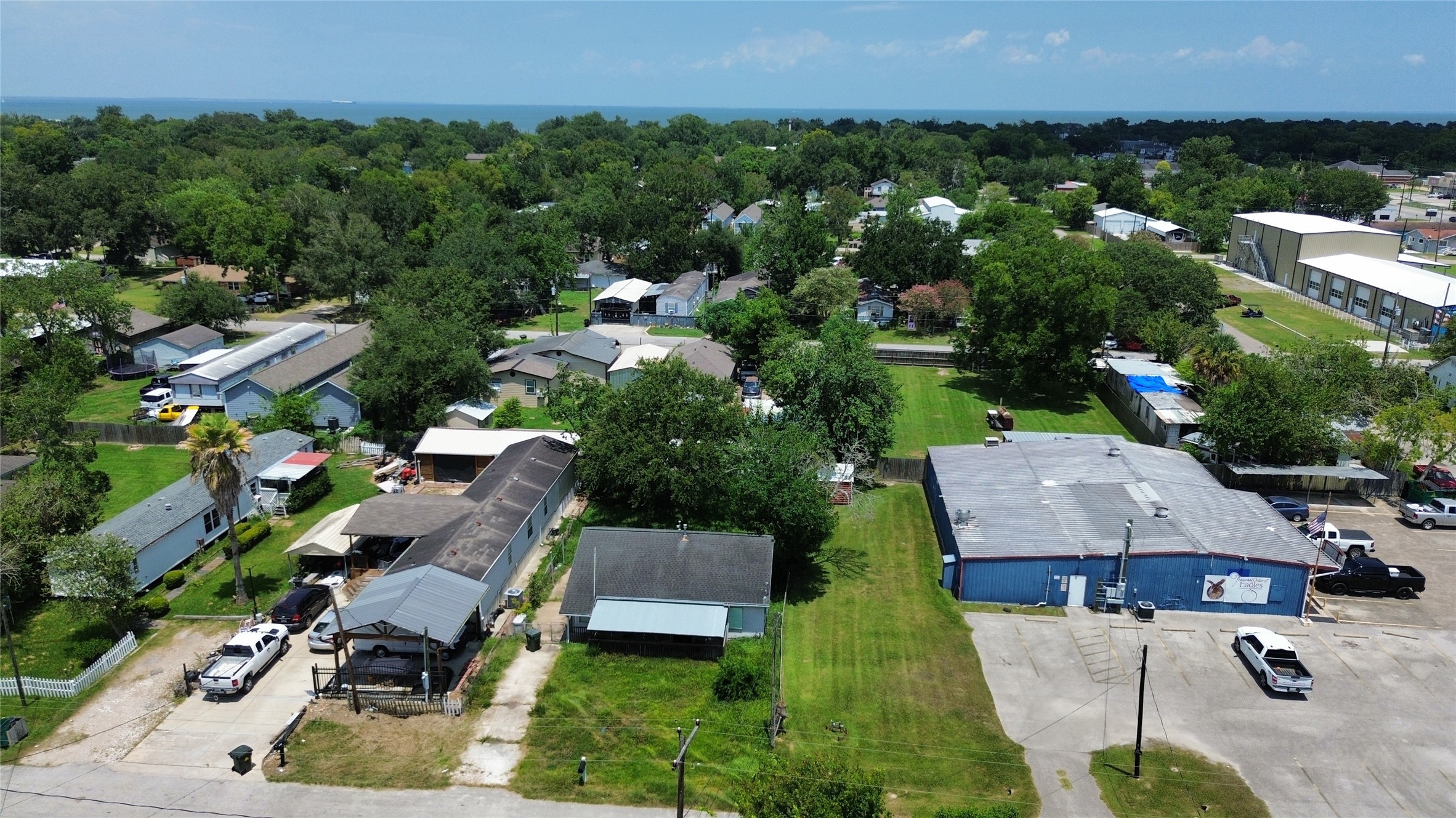 Just a few blocks from the Bay with quick access to Grand Avenue and East Bayshore Dr to head toward San Leon for some Fun in the Sun! Just a few blocks from the Bay with quick access to Grand Avenue and East Bayshore Dr to head toward San Leon for some Fun in the Sun!