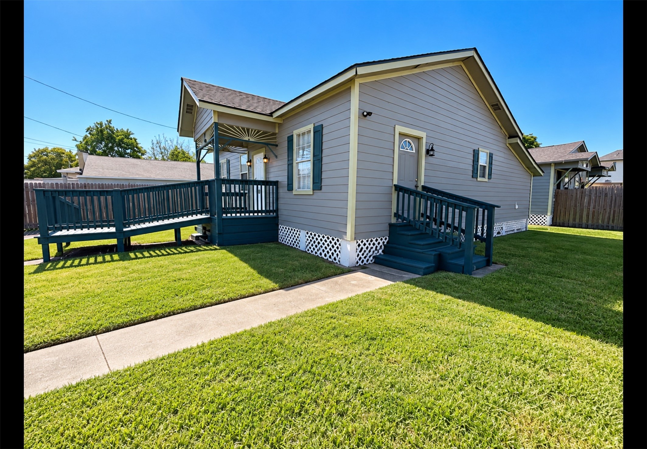 Karge side yard - fully fenced in
