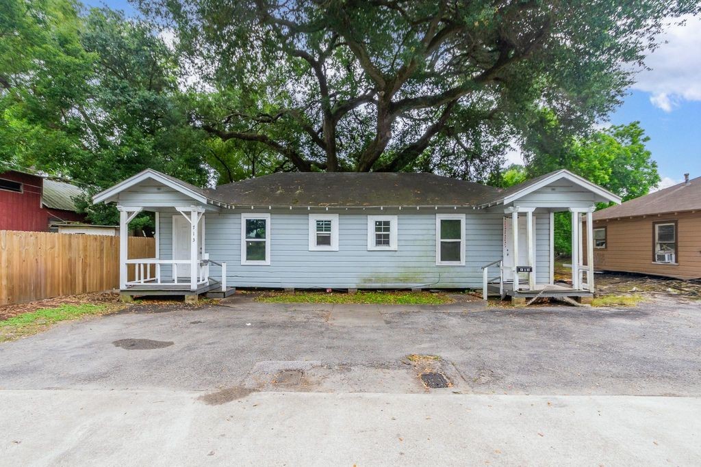 713 W Willis Street, Alvin, TX 77511