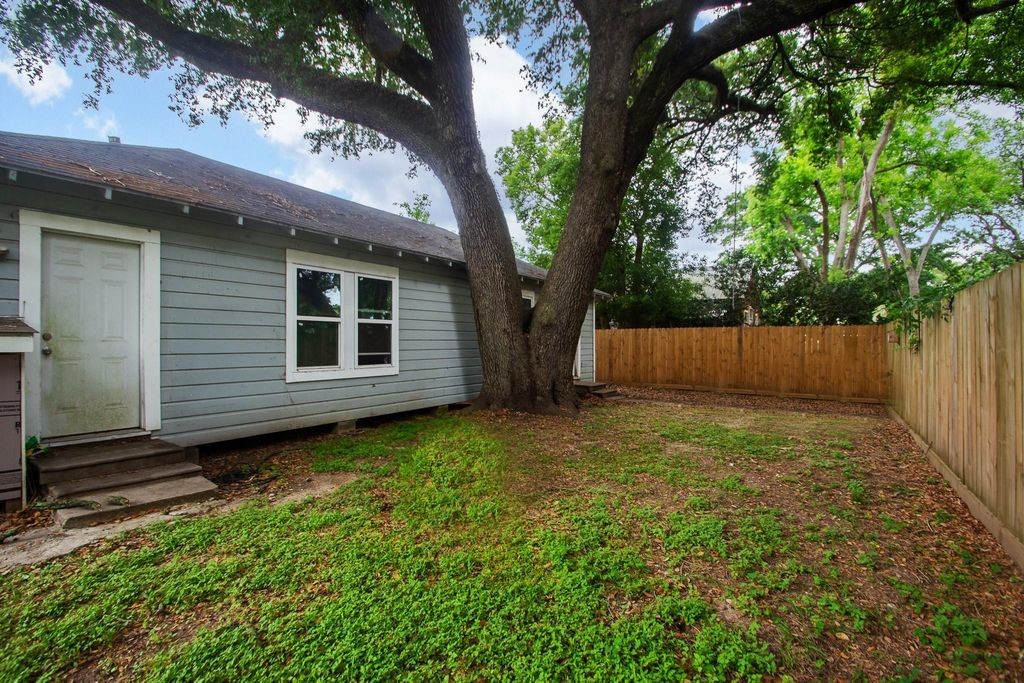 713 W Willis Street, Alvin, TX 77511