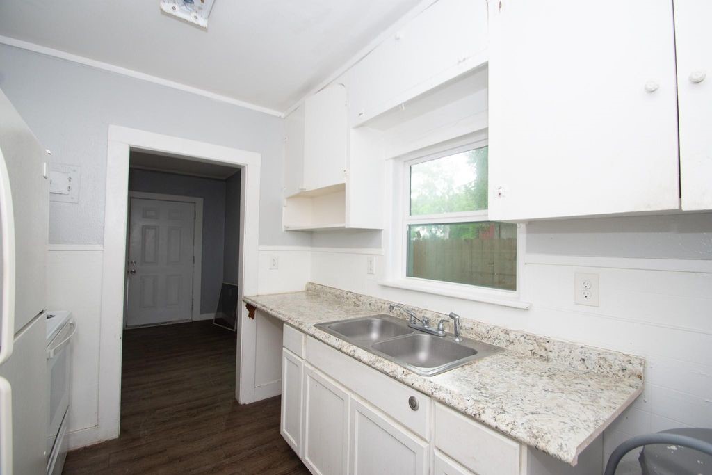 713 W Willis Street, Alvin, TX 77511