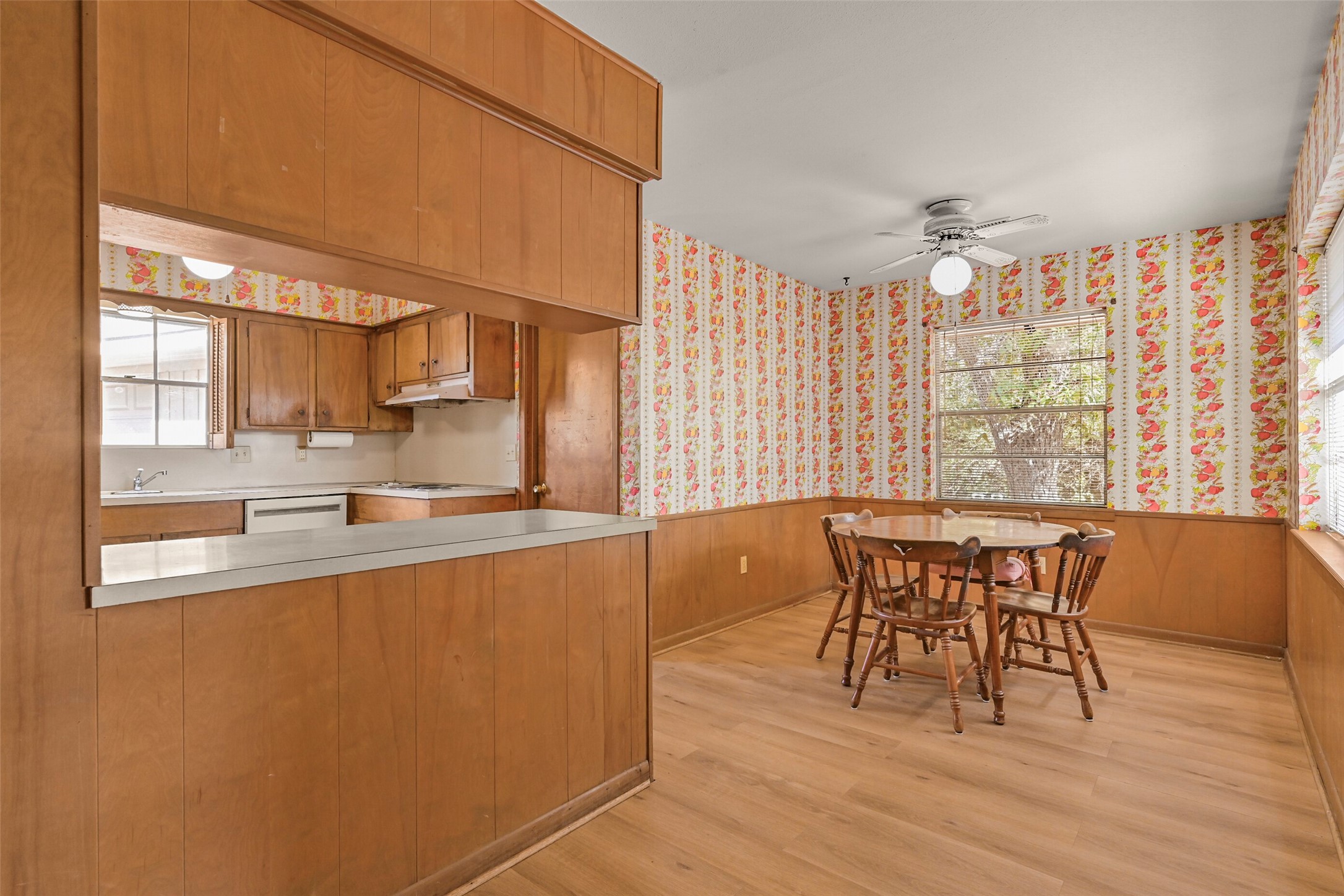 Breakfast/kitchen area