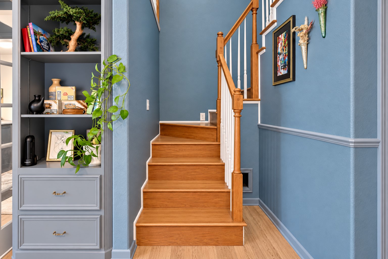 Private stairway to the upstairs space.