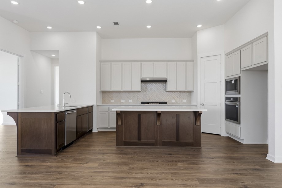 Two-toned cabinets bring warmth and style. Two-toned cabinets bring warmth and style.