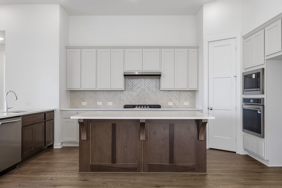 Kitchen has plenty of space for hosting. Kitchen has plenty of space for hosting.
