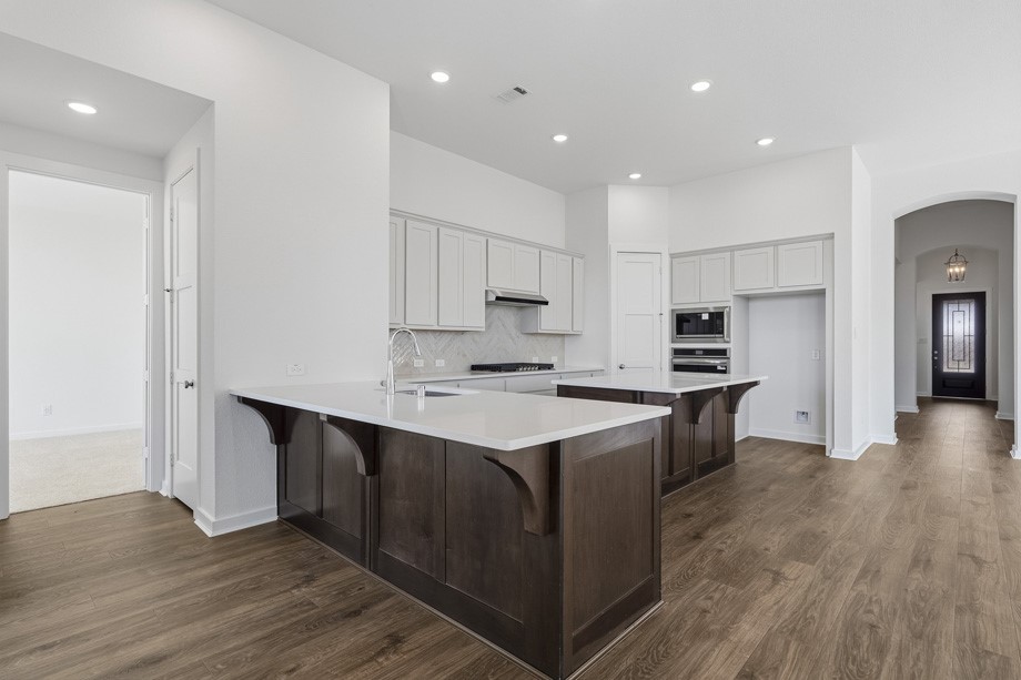 Kitchen has an island and a peninsula . Kitchen has an island and a peninsula .