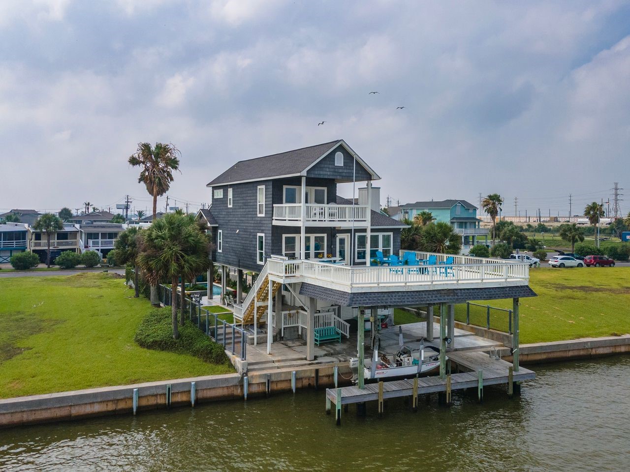 Captivating Views & Spacious Design Inside and Outside! Cruise by boat to waterfront restaurants or spend the afternoon at nearby sandbars! Captivating Views & Spacious Design Inside and Outside! Cruise by boat to waterfront restaurants or spend the afternoon at nearby sandbars!