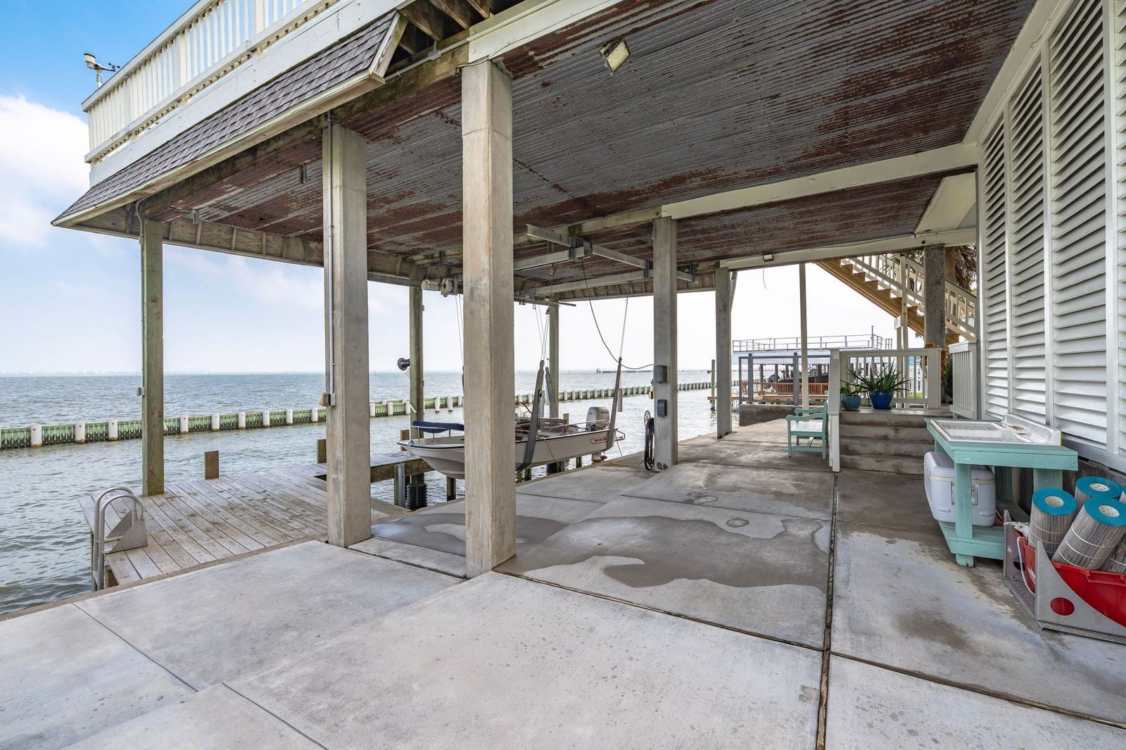 Cruise to waterfront restaurants, spend the afternoon at nearby sandbars, or head offshore in search of trophy redfish, speckled trout, flounder, black drum, and even tuna during peak seasons.