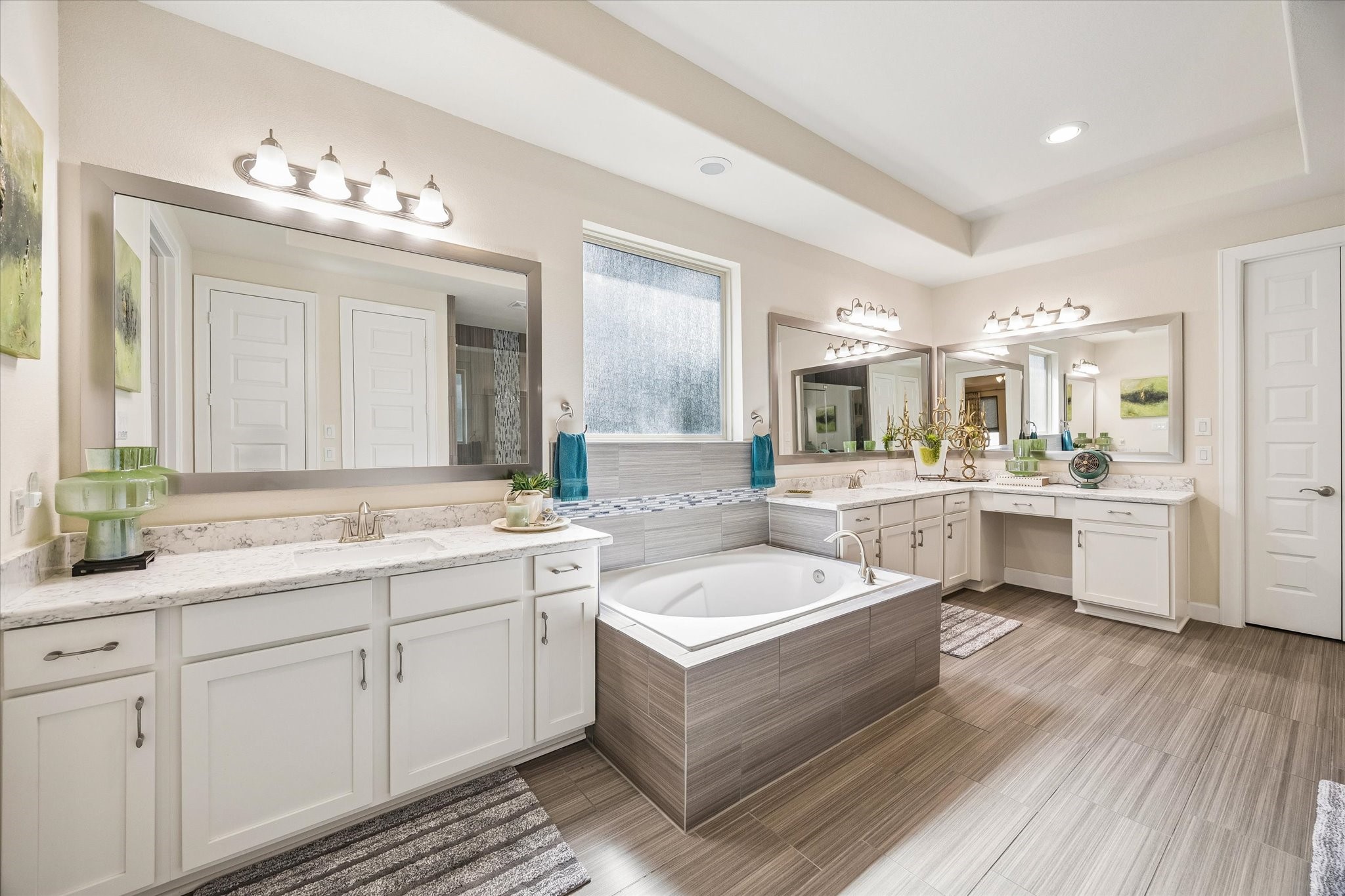 Luxurious primary bath w/relaxing soaking tub.