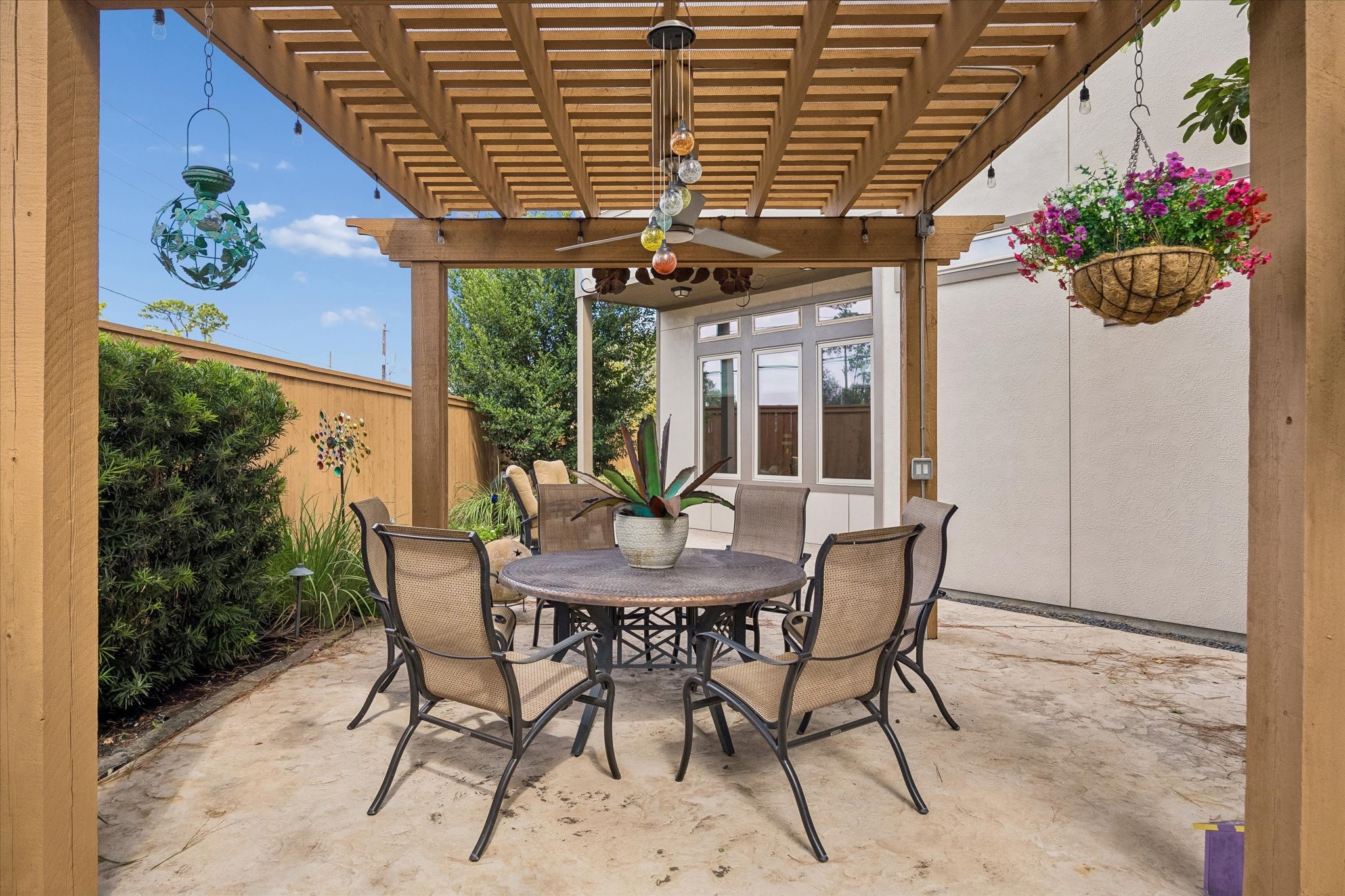 Great outdoor entertaining w/covered pergola.