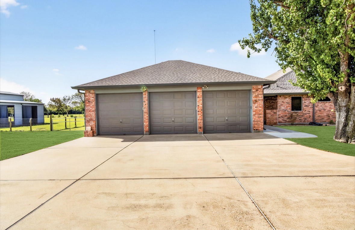 131 Happy Hollow Street, Alvin, TX 77511