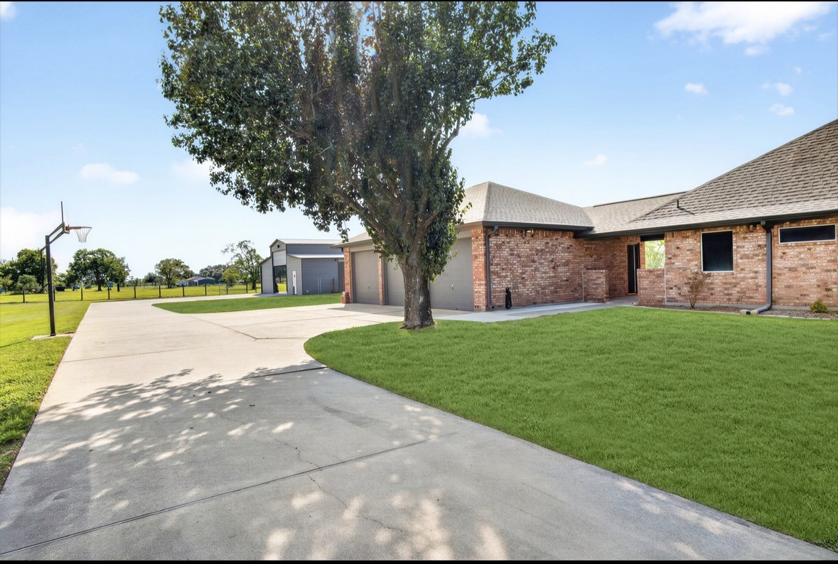 131 Happy Hollow Street, Alvin, TX 77511