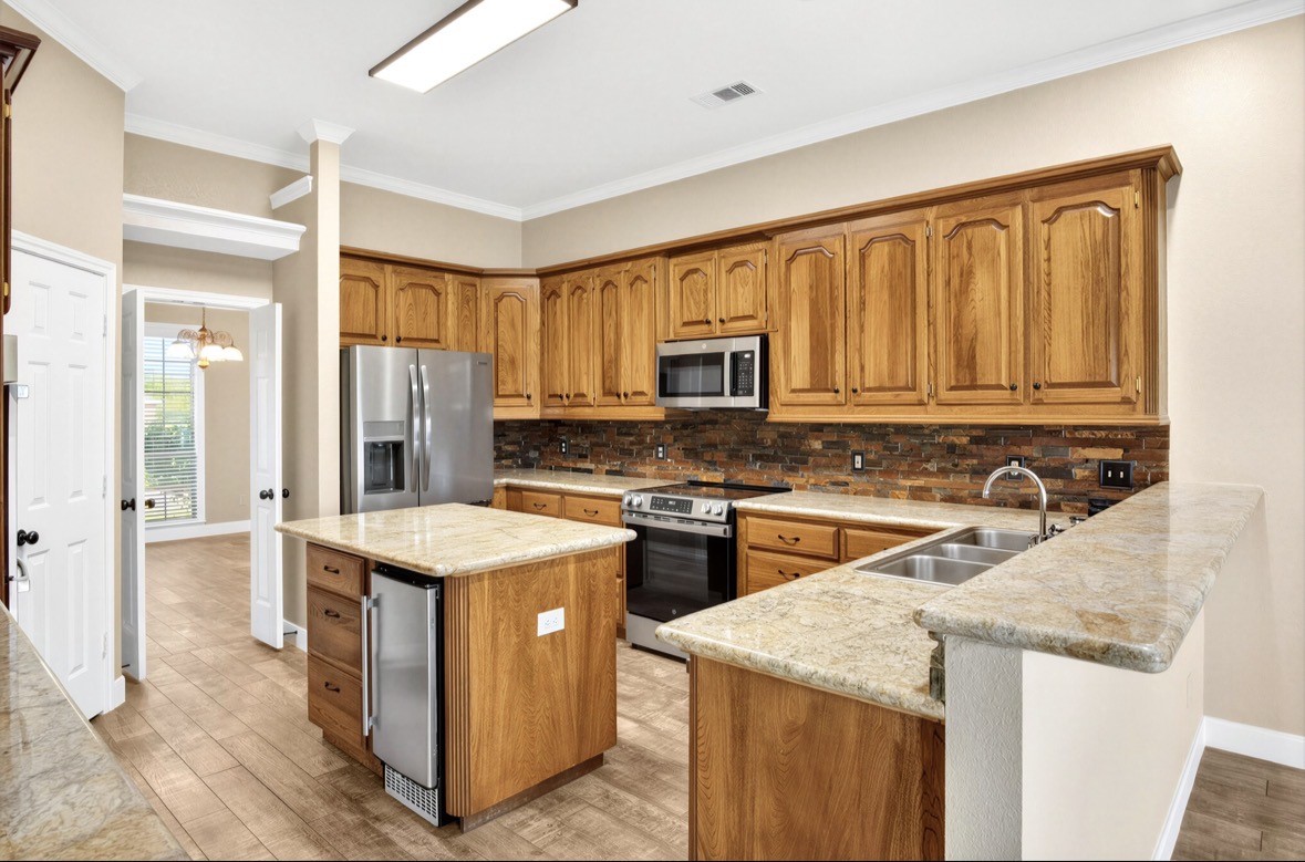 131 Happy Hollow Street, Alvin, TX 77511