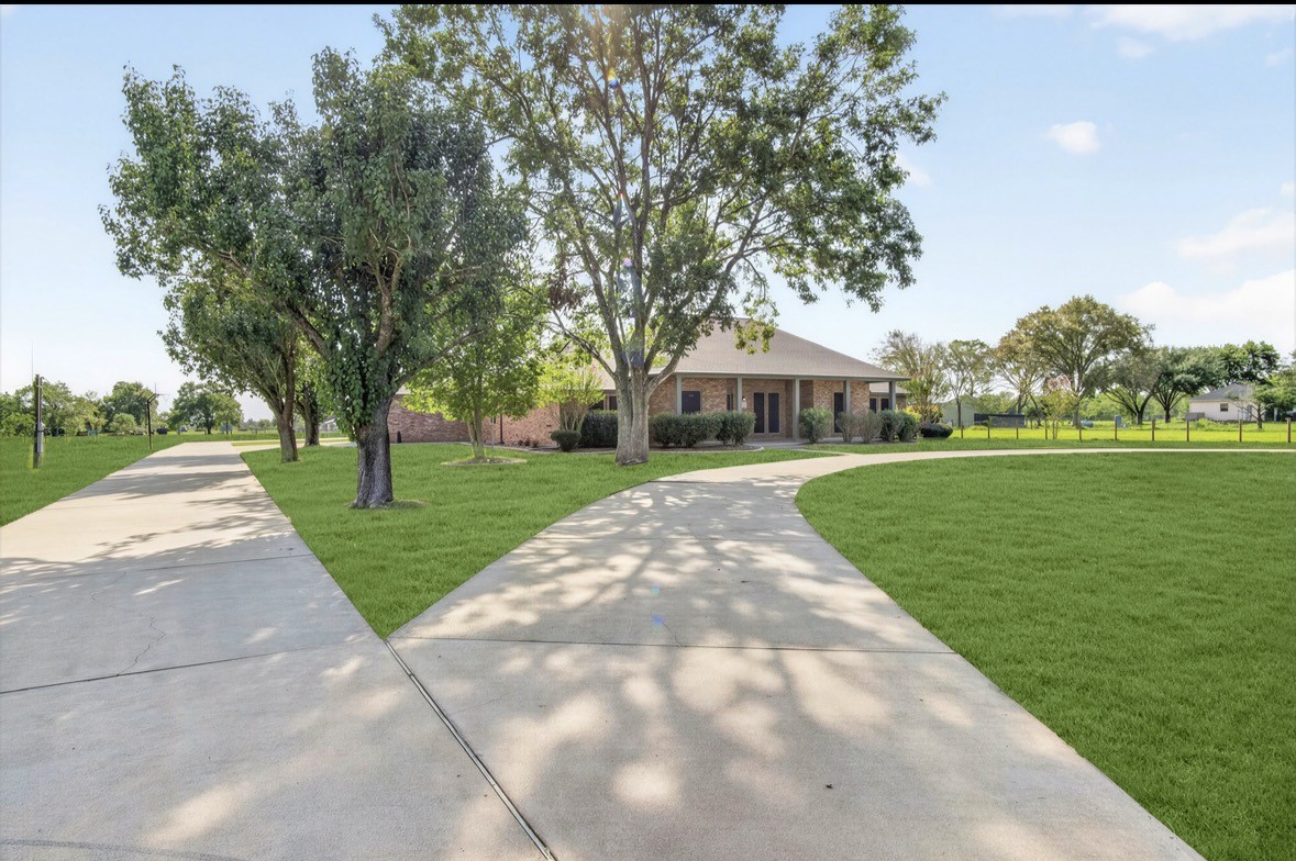 131 Happy Hollow Street, Alvin, TX 77511