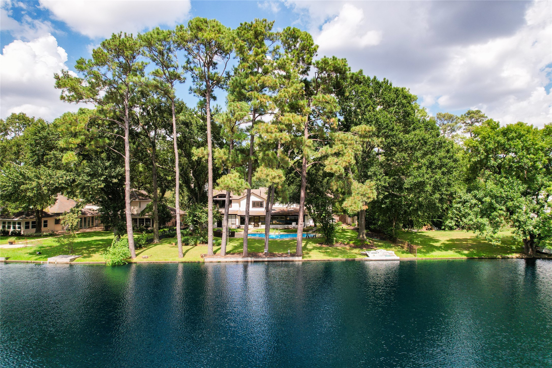Welcome to Holston Hills! Sprawling Champions home on over 1/3 of an acre, with 105' of lake front, and a 4500+ sq/ft home.