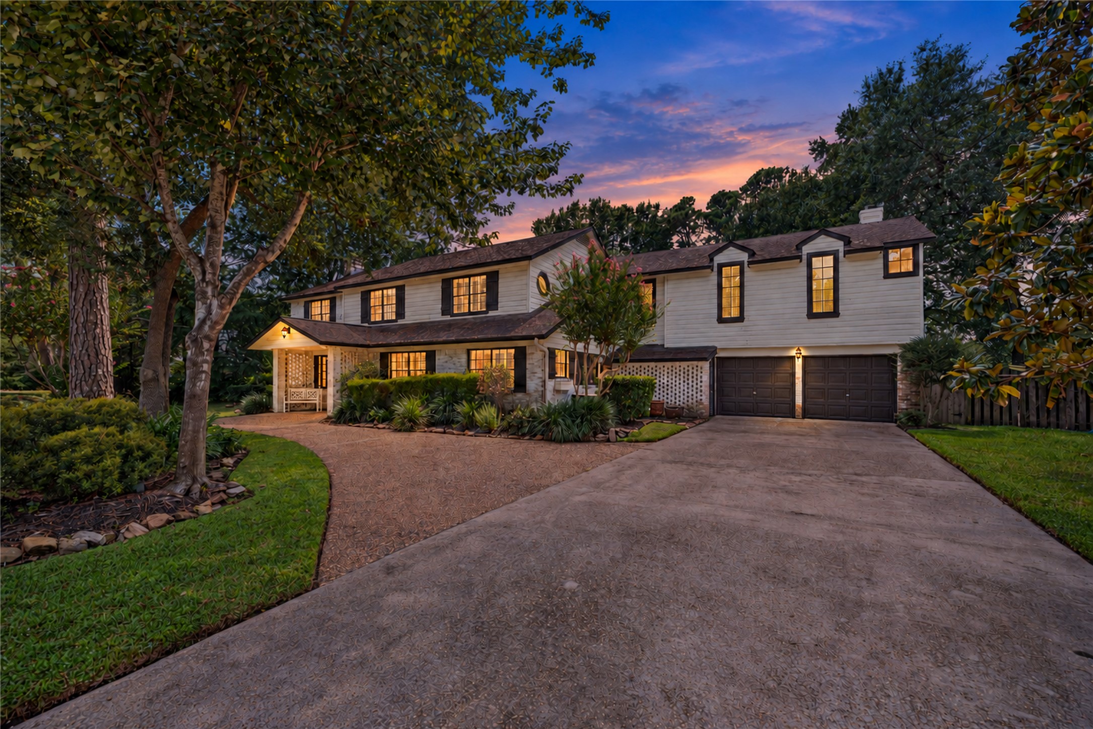 Welcome to Holston Hills! Sprawling Champions home on over 1/3 of an acre, with 105' of lake front, and a 4500+ sq/ft home.