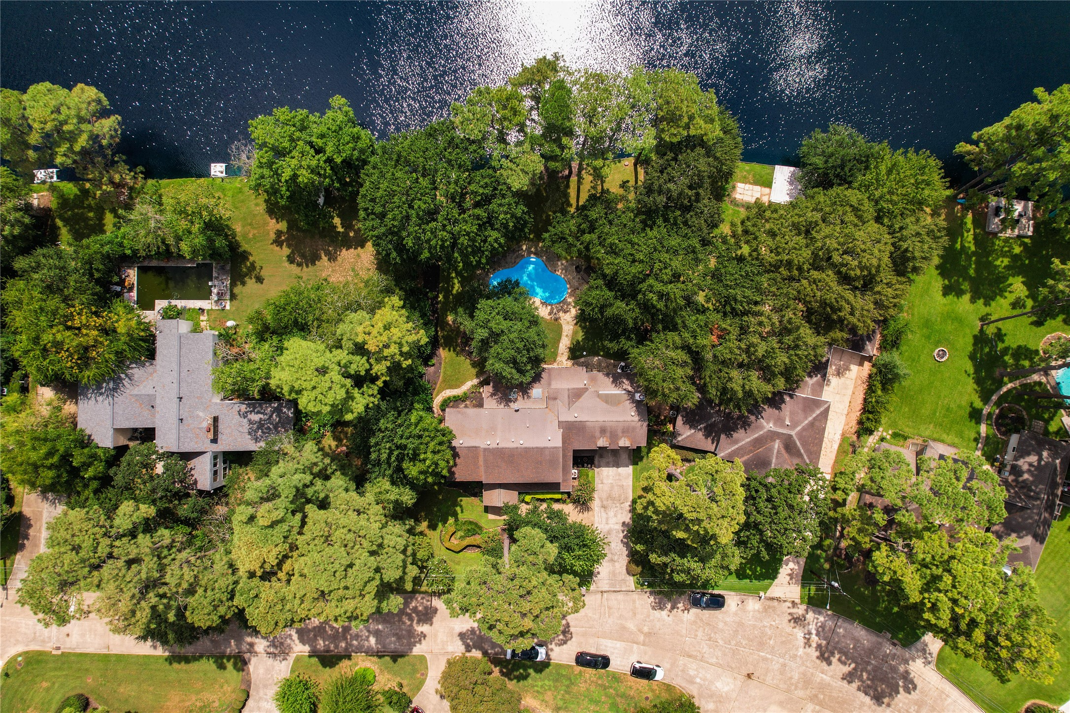 Welcome to Holston Hills! Sprawling Champions home on over 1/3 of an acre, with 105' of lake front, and a 4500+ sq/ft home.