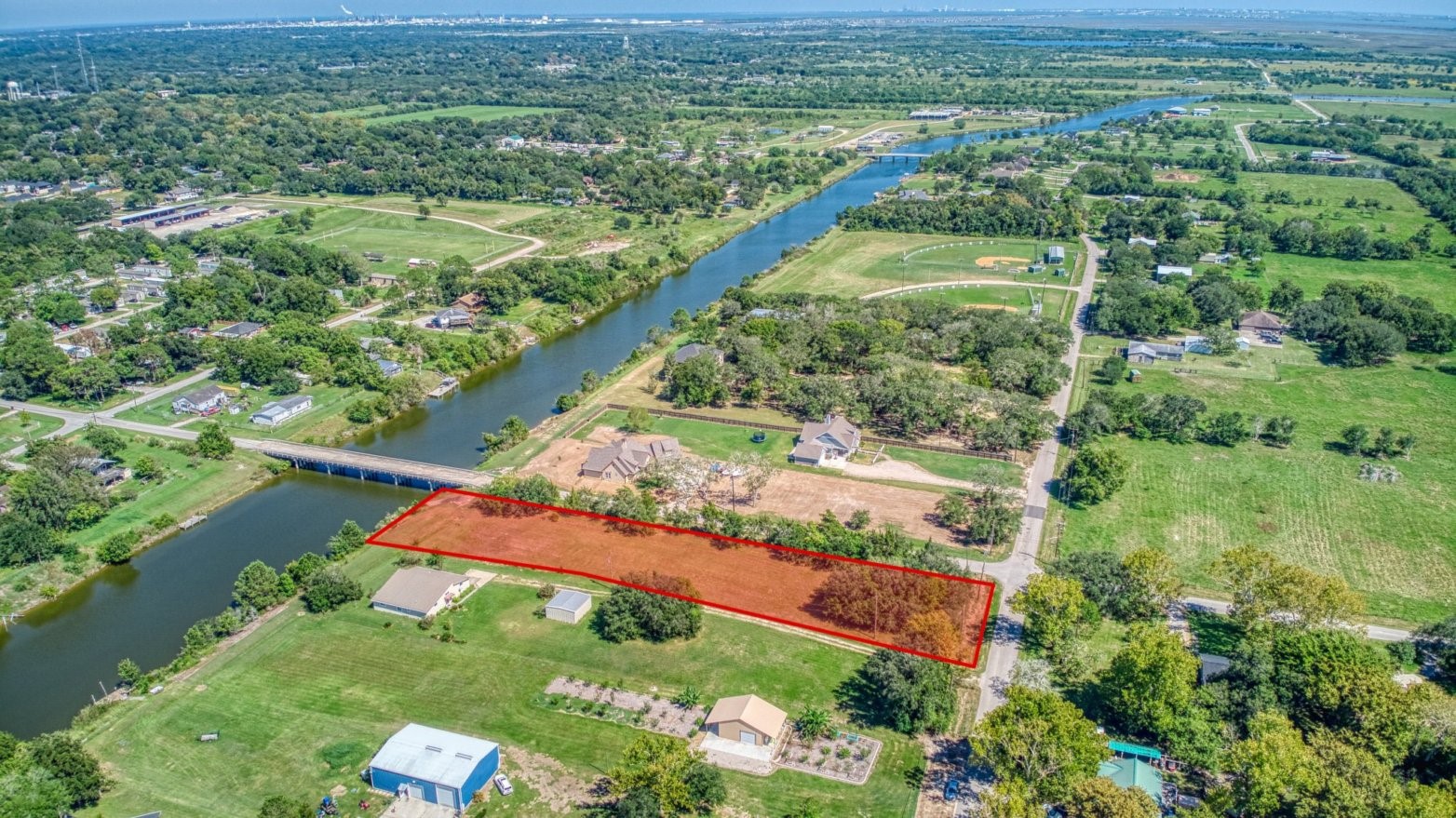 8614 Robinson Road, Hitchcock, TX 77563