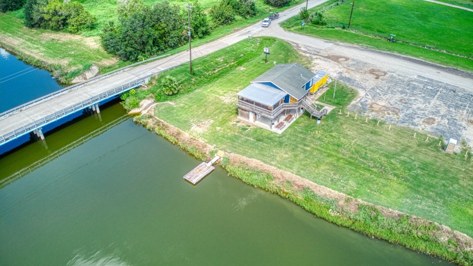 8614 Robinson Road, Hitchcock, TX 77563