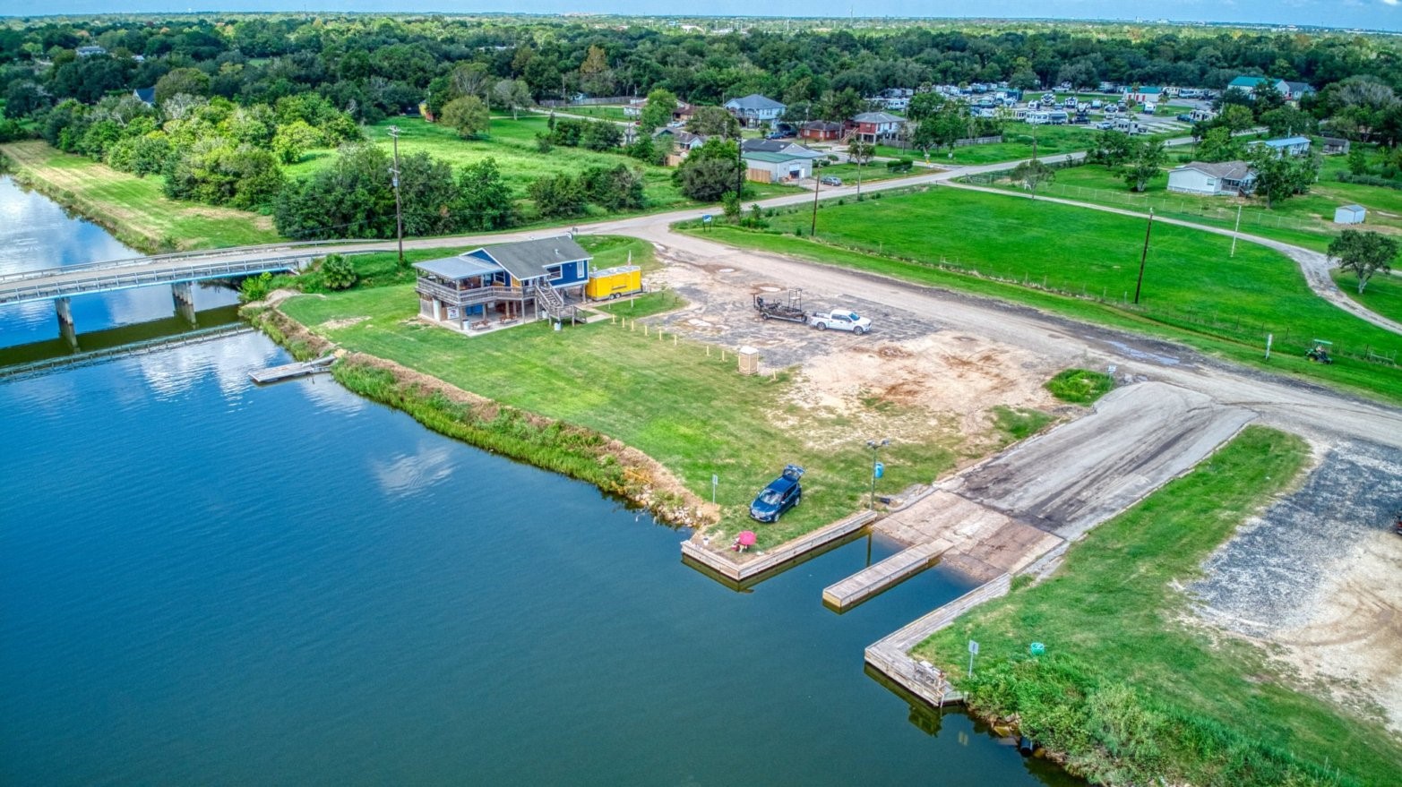 8614 Robinson Road, Hitchcock, TX 77563