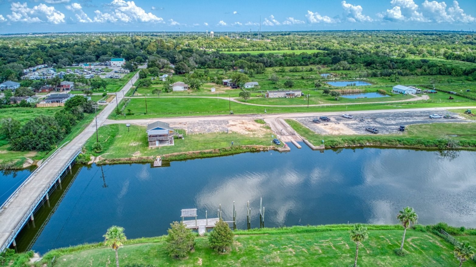 8614 Robinson Road, Hitchcock, TX 77563