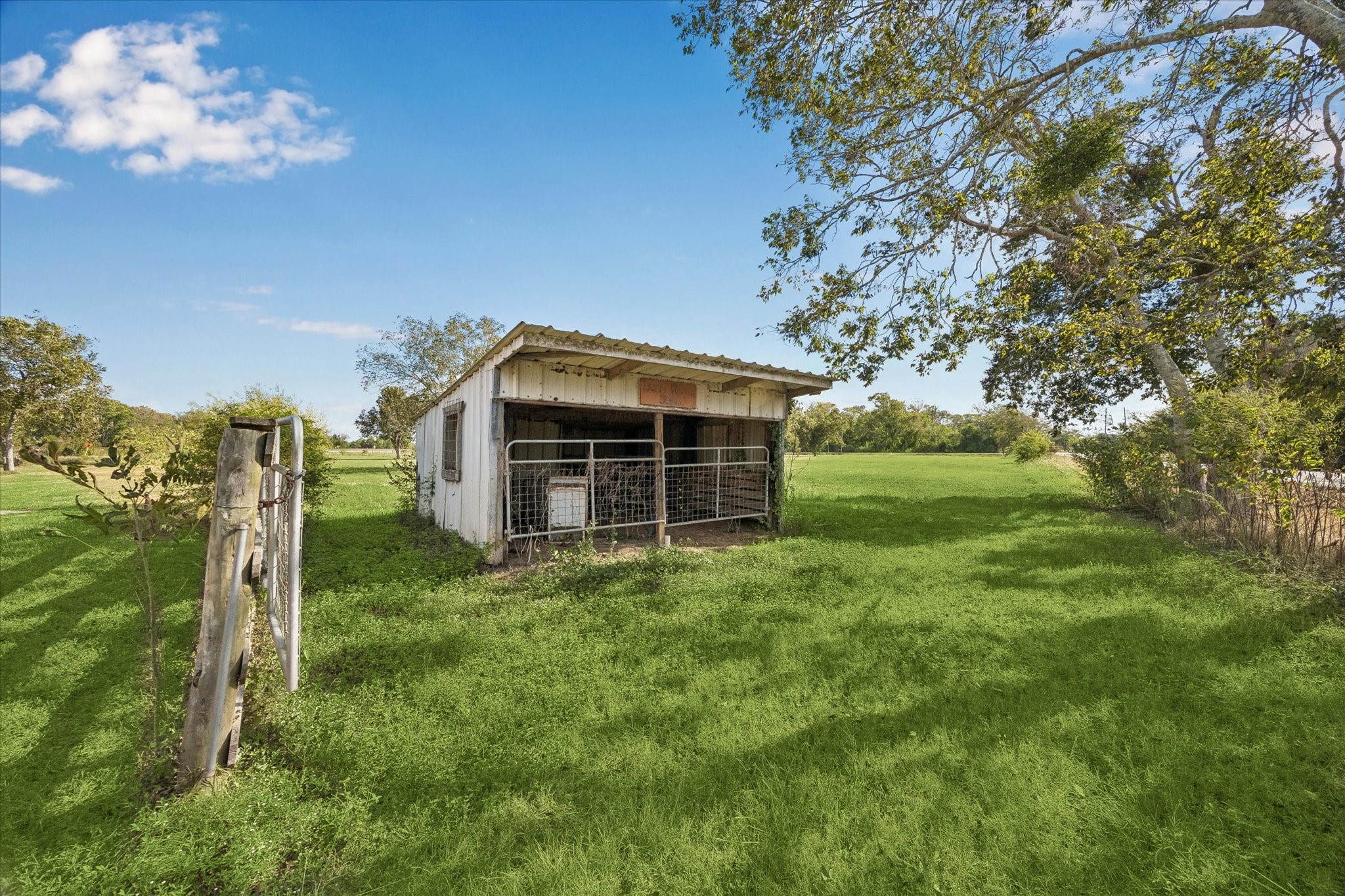 1513 County Road 210, Angleton, TX 77515