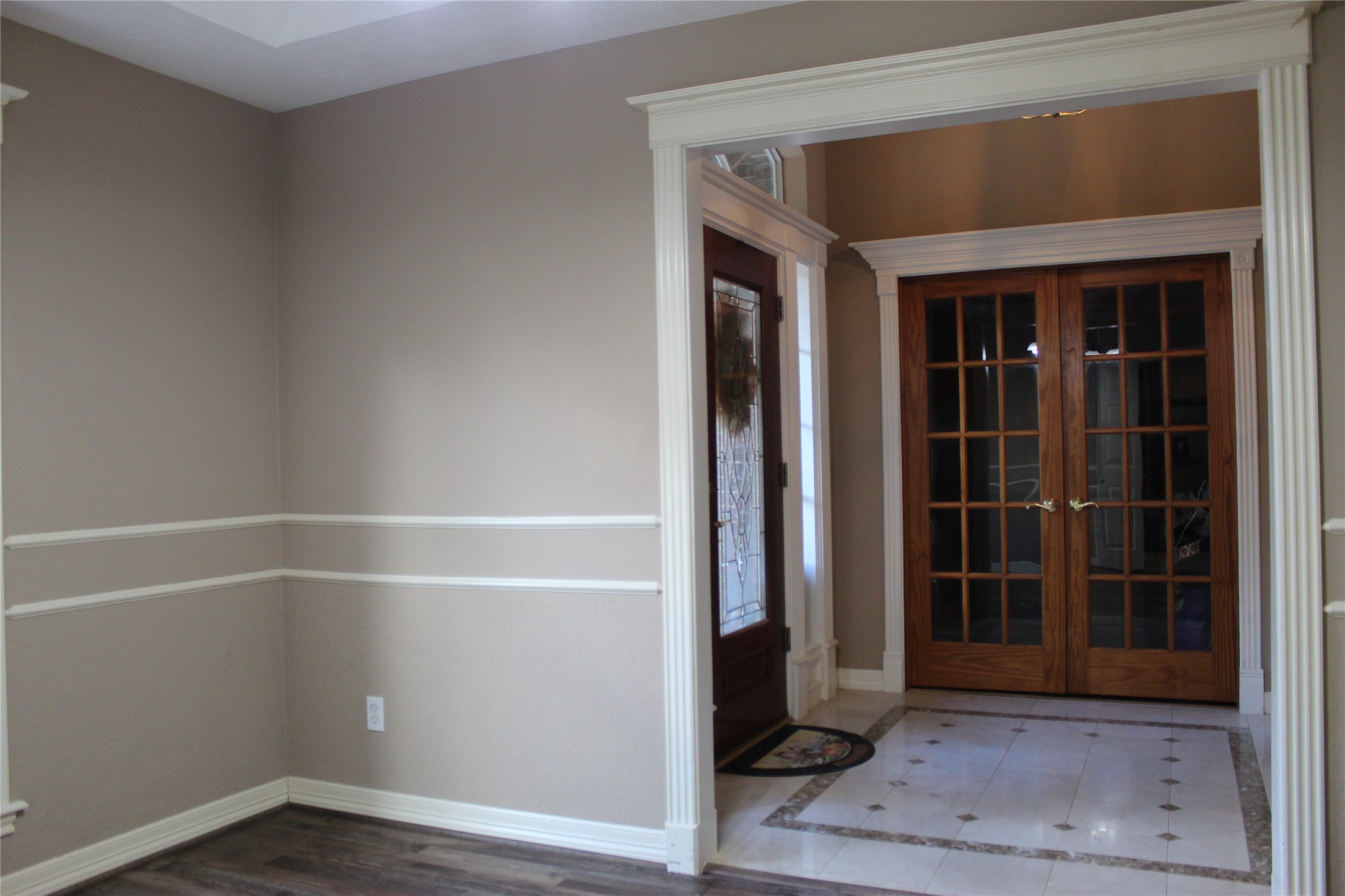 Dining room leading to entryway