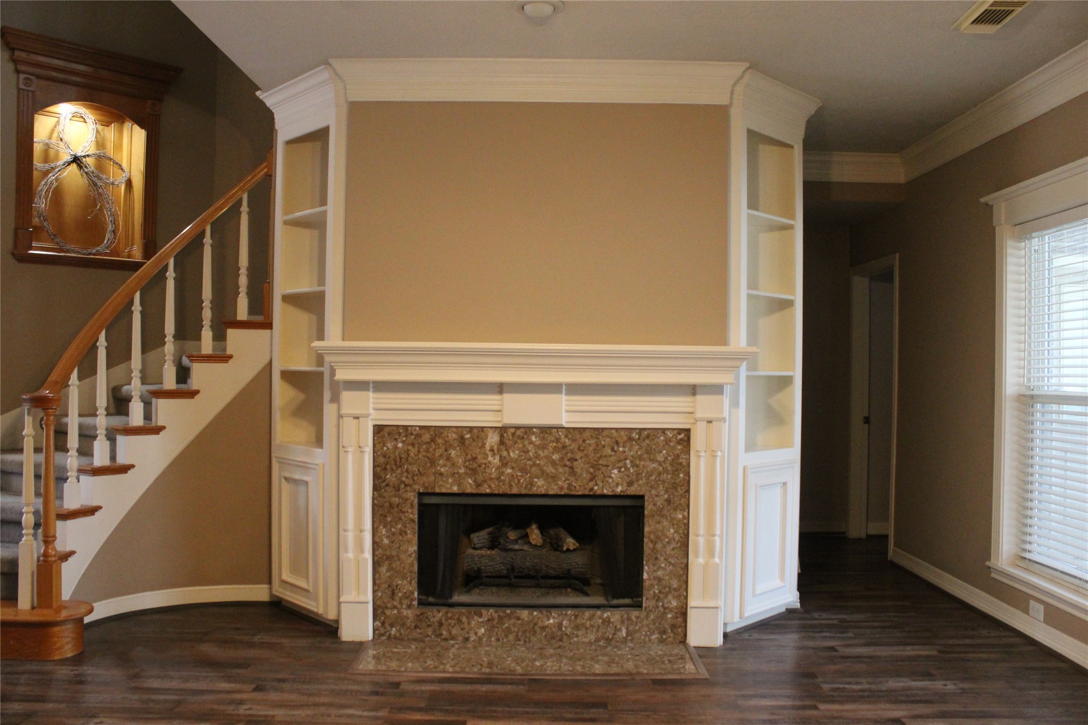 Fireplace mantle