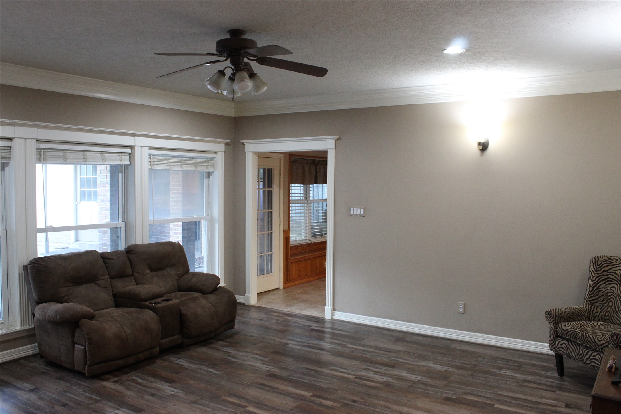 Living room leading to breakfast area