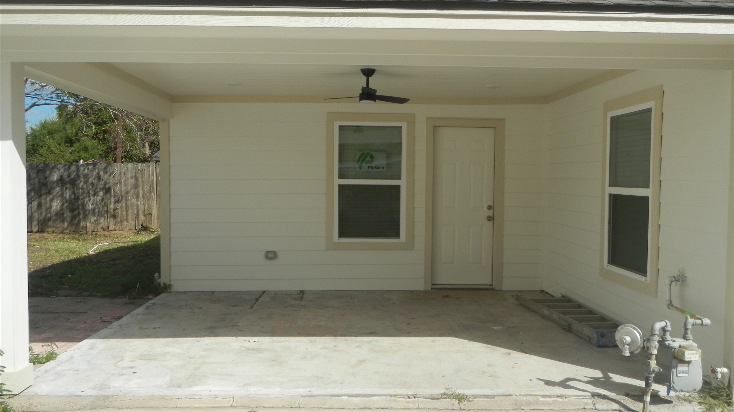 Covered patio with ceiling fan