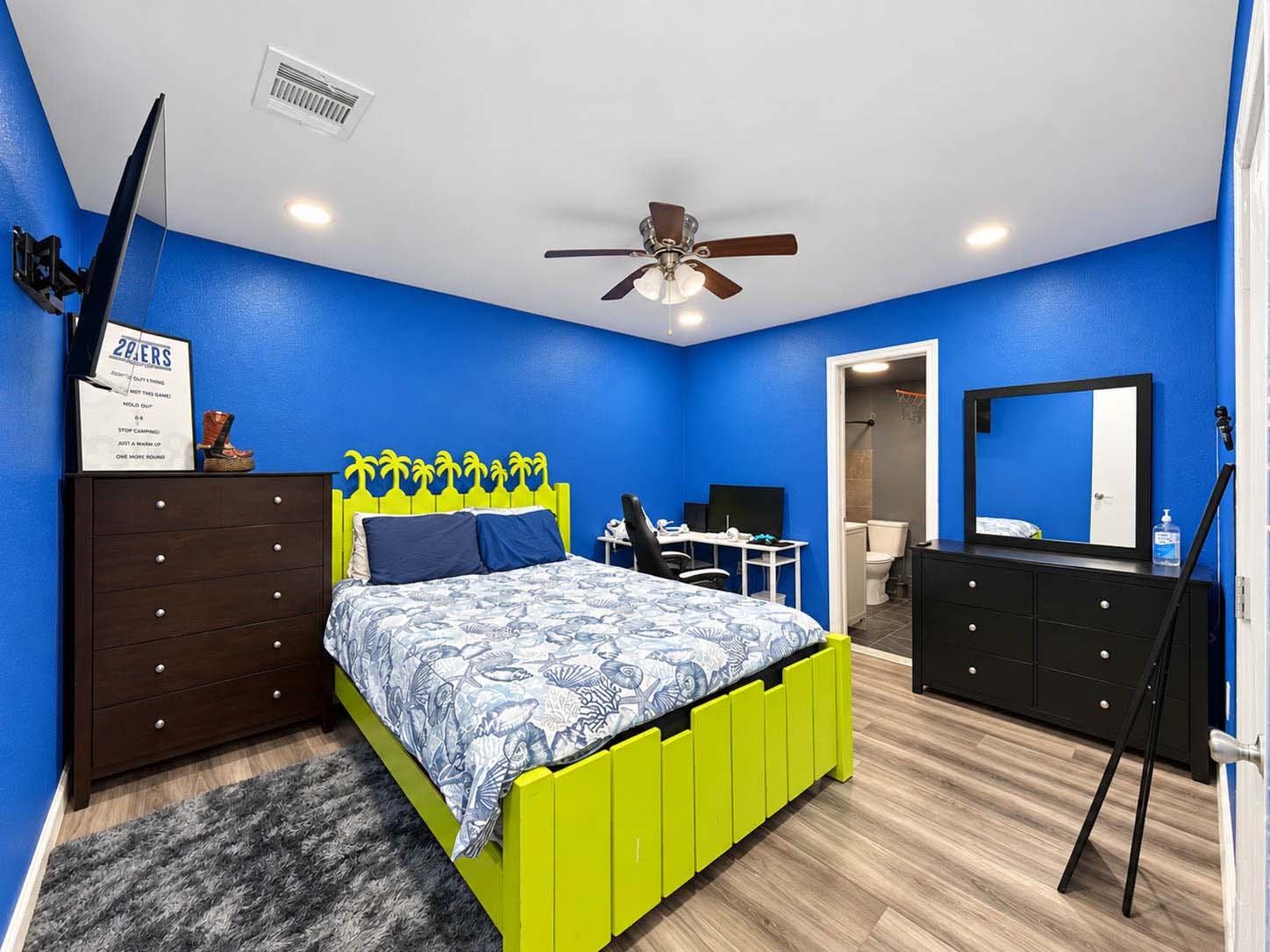 6737 E Bayou Drive, Hitchcock, TX 77563