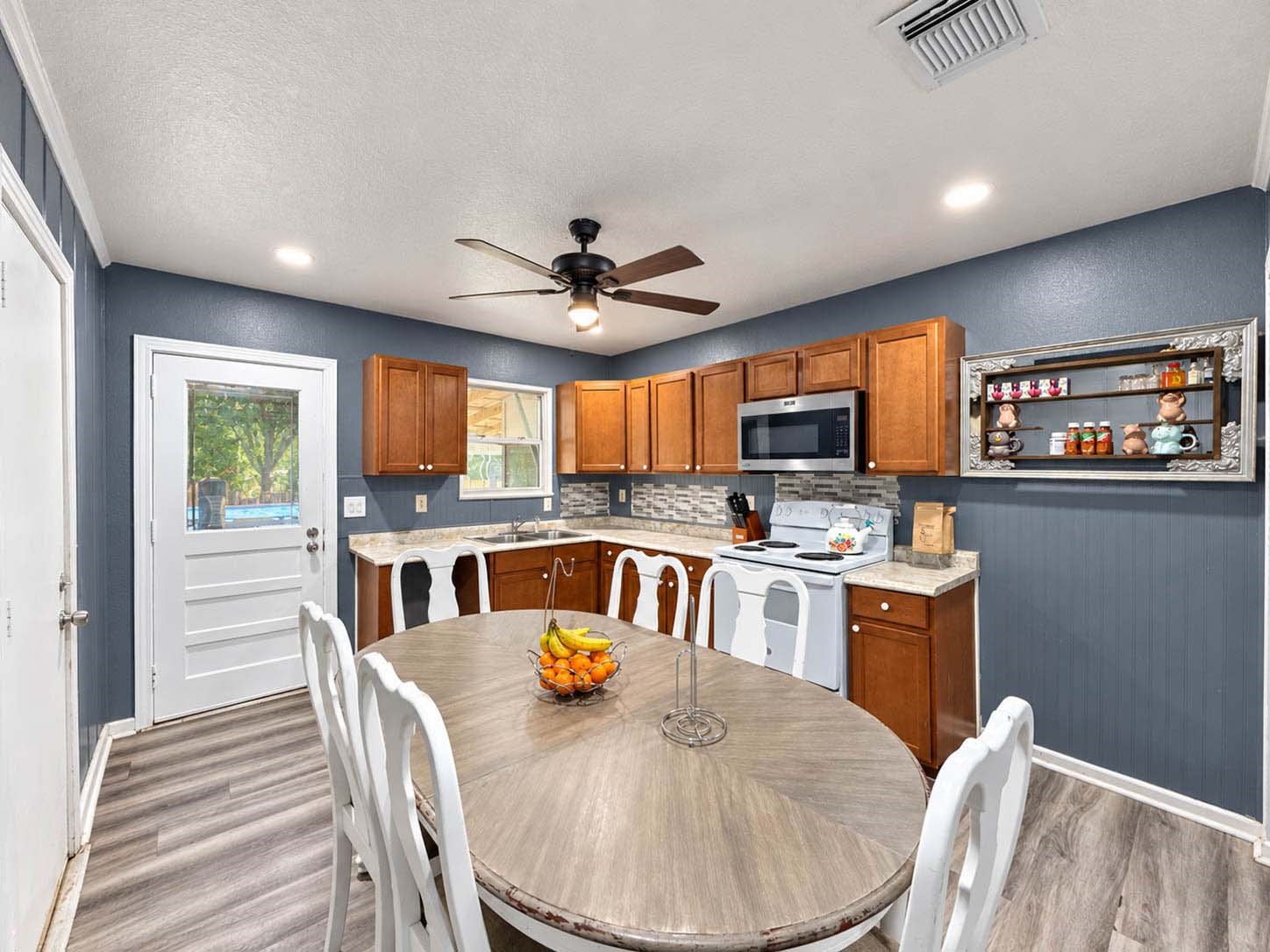 6737 E Bayou Drive, Hitchcock, TX 77563 6737 E Bayou Drive, Hitchcock, TX 77563
