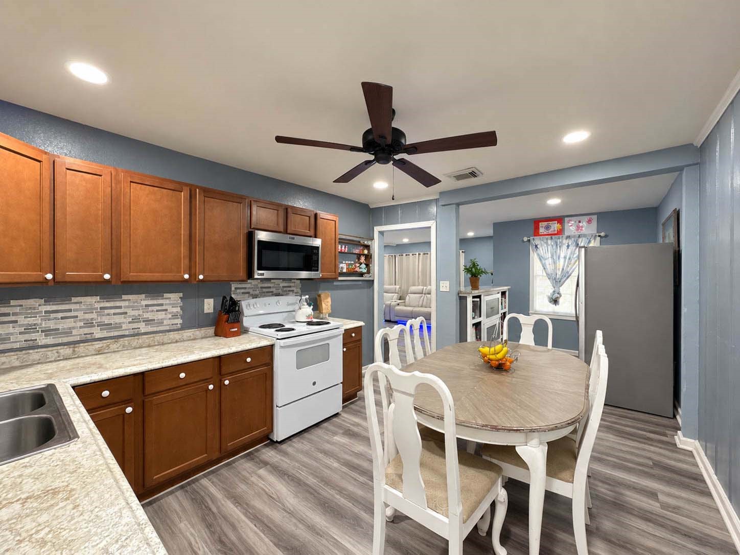 6737 E Bayou Drive, Hitchcock, TX 77563 6737 E Bayou Drive, Hitchcock, TX 77563