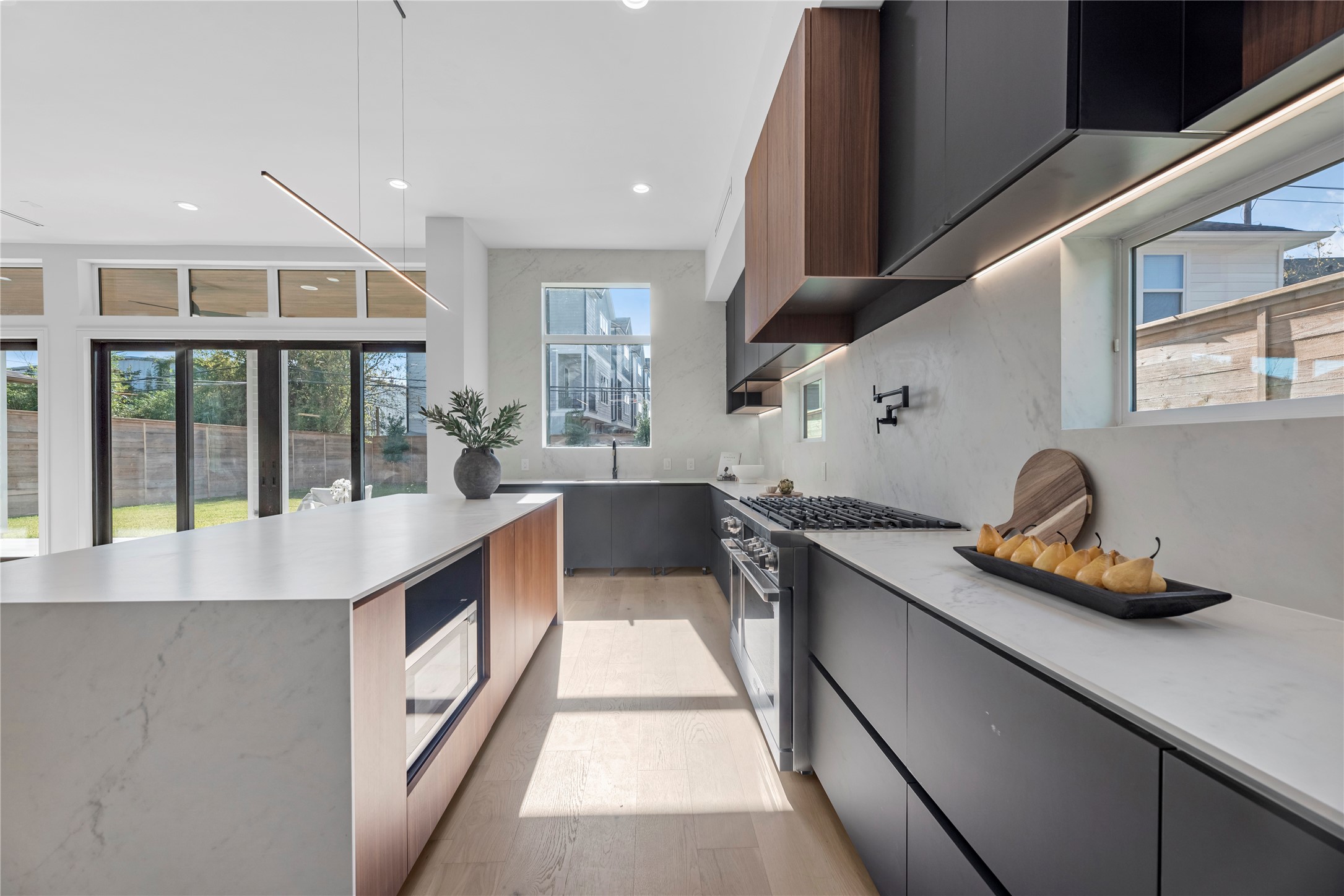 963 W 41st Street, Houston, TX 77018