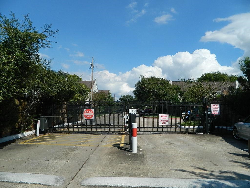 Gate with ample partking