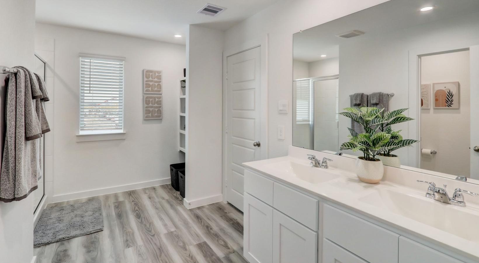 VACANT HOME SHOWN. ACTUAL LAYOUT MAY DIFFER